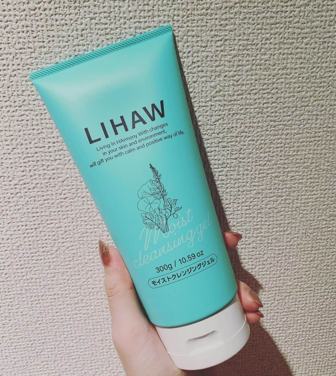 puni_punicoのインスタグラム：「お久しぶりの投稿です😂  久しぶりに癒されたクレンジングをご紹介します✨😍  『LIHAW モイストクレンジングジェル』  敏感な肌に合わせてしっかりとしたメイク落ちとやさしい使い心地を両立したオリジナル処方。 植物由来の洗浄成分をはじめ、LIHAW共通成分CICAエキスと植物エキスで繰り返す乾燥・肌あれを防いでくれるんだとか❣️ さらに肌をすこやかに保つ乳酸菌も配合されていて、肌を守るバリア機能をサポートしてくれる嬉しいクレンジングです🥰  厚みのあるテクスチャーで、メイクや毛穴汚れを落としながらやさしい使い心地✨  ナチュラルメイクはこれひとつで❣️ しっかりメイクする時はポイントメイクリムーバーを使用するのが良さそうだなと思いました🙆‍♀️💓  シトラスハーバルの香りにとにかく癒されます🤤✨ 1日の疲れを癒すようなおだやかなクレンジングタイムになりますよ✨  #LIHAW #リハウ #クレンジングジェル」