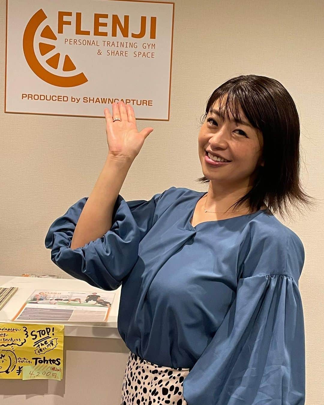 のインスタグラム：「パーソナルジムへ〜‼️ 高円寺駅から徒歩何十秒！？ 北口を出てすぐ‼️ パーソナルジム、フレンジ高円寺さんにお世話になりました〜‼️ トレーナーさんは、プロレスラーの日高郁人さんです✨ 万年、肩と肩甲骨がガッチガチなわたしに驚かれ、入念にストレッチしていただきました😆 普段、全く運動しないわたしが、どこまで変われるか楽しみです‼️ さっそく帰りは筋肉痛でした（笑） 効いてる証拠〜‼️ パーソナルジム、フレンジ高円寺 【住所】東京都杉並区高円寺北2-6-1湘和ビル7F 【アクセス】JR高円寺駅北口から徒歩30秒 【Twitter】 https://twitter.com/flenji_gym_ss?s=21&t=SIlkCX3HfiwYKJ8gsRifrg  【HP】 https://gym.flenji.jp/  【日高郁人さんTwitter】 https://twitter.com/hidakaikuto?s=21&t=5EQaHSEGL4C1wO3L7koAsg #パーソナルジム #フレンジ高円寺 #日高郁人」
