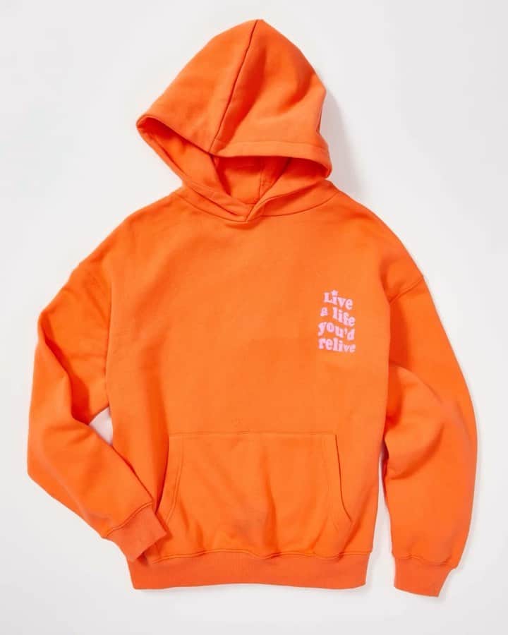 のインスタグラム：「Crushing on comfy cool layers 🧡 #MyCottonOn  🔎 Classic Graphic Hoodie」