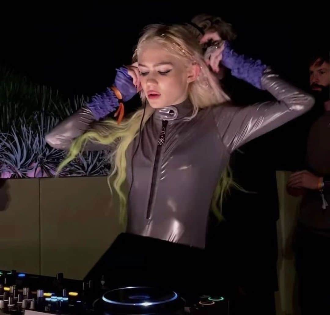 グライムスのインスタグラム：「New music premiering tonight at @edc_lasvegas cc. @anyma_ofc」