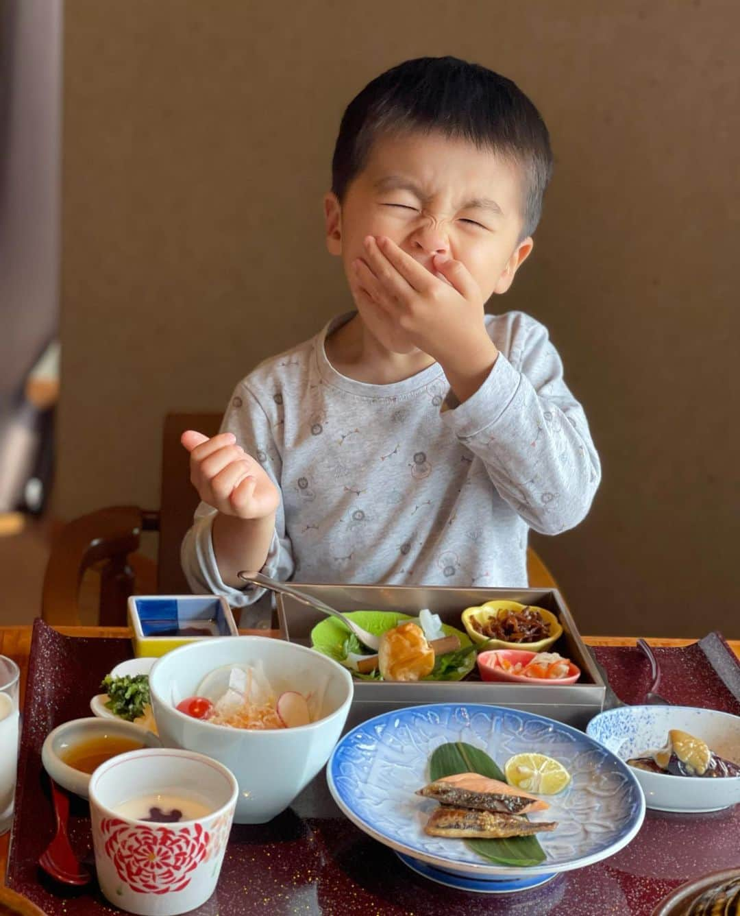 小川ひとみさんのインスタグラム写真 - (小川ひとみInstagram)「両親と淡路島へ🚢 息子にとっておじぃちゃんおばぁちゃんと こんな風に過ごせる事 とっても幸せな事だなぁと 宝物の時間🥰 念願の釣りをじーじとして 本当に楽しかった様子✨ ゆっくり温泉に浸かったり お部屋で漫画を読んでいたり もうすっかり少年になりました🥺 #淡路島 #温泉 #family #3歳4ヶ月」5月22日 8時34分 - hitomy220