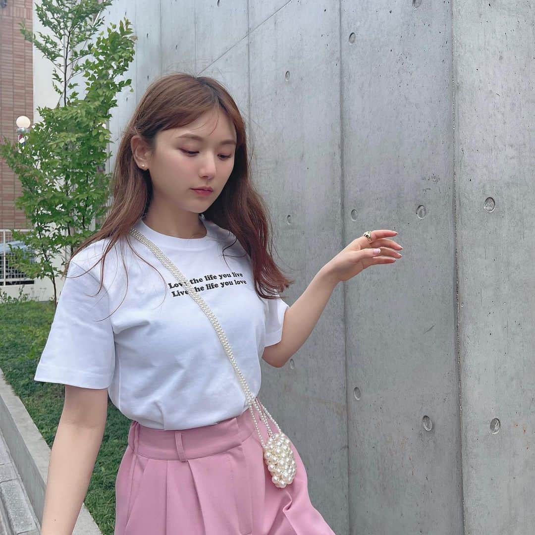 ひよんのインスタグラム：「👚💓  Tシャツの季節☺️✨ ピンクスラックスと合わせるコーデ好き👏 風が強かった🤣🌪  みんなはTシャツと何合わせる？😍  #ひよん #ひよん服 #9unq #クアンク」