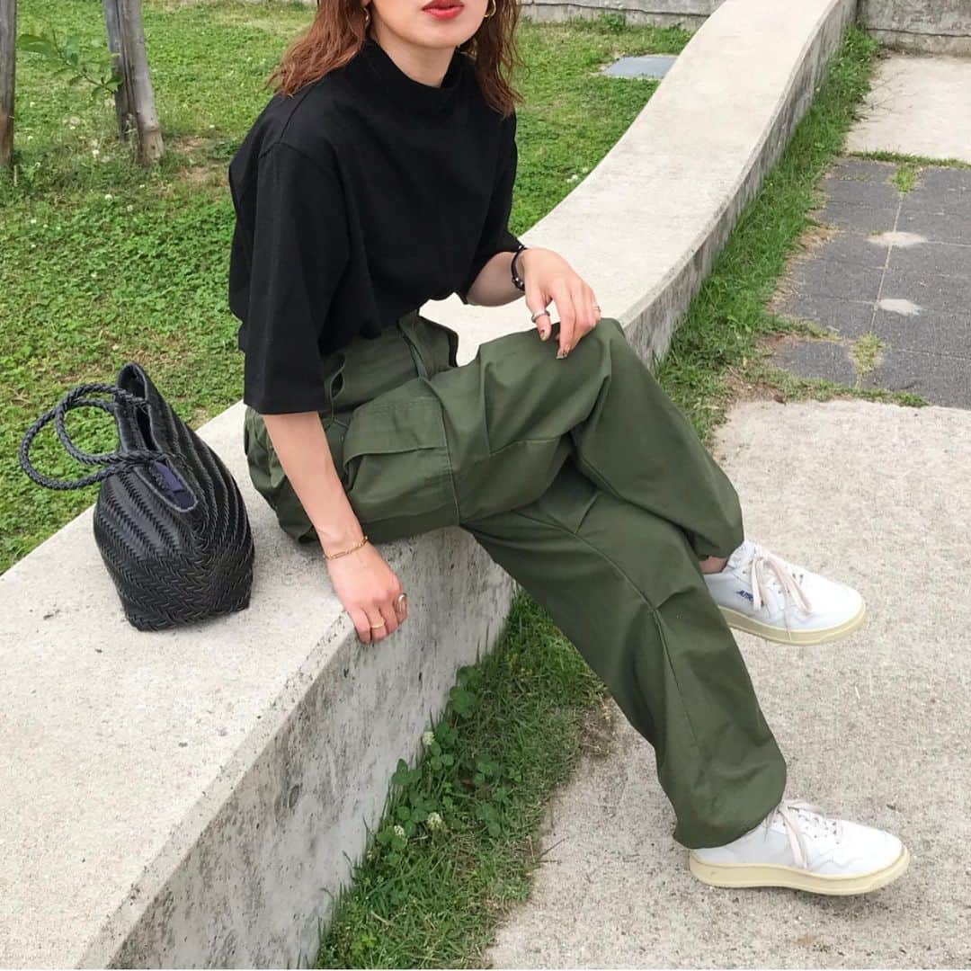 のインスタグラム：「M-65pantsに黒のモックネックt💕  カーキと黒合わせ安定に好き✨  @nugu_klee   Mock neck half t-shirt/black ちょうどいい厚さの生地とサイズ感で愛用💓 袖はそのままでもくるくるっと巻いても🙆‍♀️ . kleeの全商品20%offは本日16:59までです🙌 アップ日に買い逃した商品もこの機会にぜひ💓 . . tops @nugu_klee  pants#used shoes#autry . . #古着#古着女子#古着コーデ#m65#カーゴパンツ#カーゴパンツコーデ#軍パン#軍物#vintage#古着好きな人と繋がりたい #ハーフスリーブt#かごバッグ #スニーカー女子 #autrymedalist  #tbt#ootd#fashion#outfit#code#ママコーデ#お洒落さんと繋がりたい#cluel#クルーエル女子#fudge部#韓国ファッション」