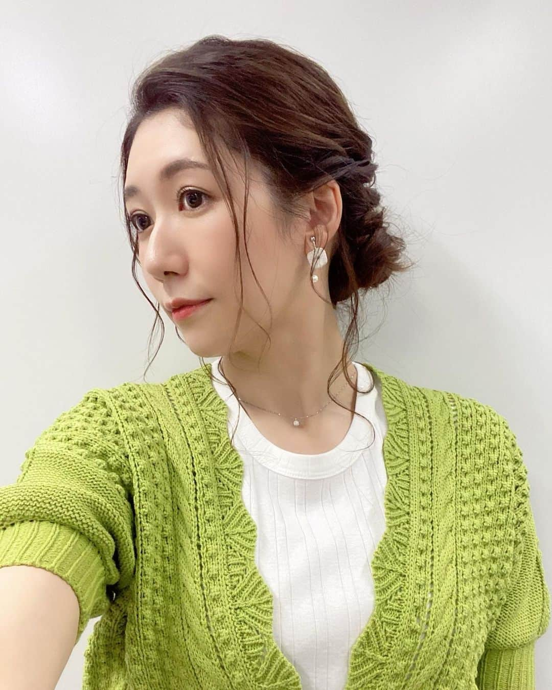 穂川果音さんのインスタグラム写真 - (穂川果音Instagram)「hairstyle  後れ毛多めのアップヘアです😊  earring→ @nemu.accessory  #hairstyle #hairarrange #アップヘア　#アベプラ　#abematv #アップスタイル　#イヤリング　#earrings   #穂川果音  #気象予報士　#下めアップ  #綺麗めアレンジ 　#まとめ髪　#お天気キャスター #前髪アレンジ」5月22日 9時32分 - hokawakanonn