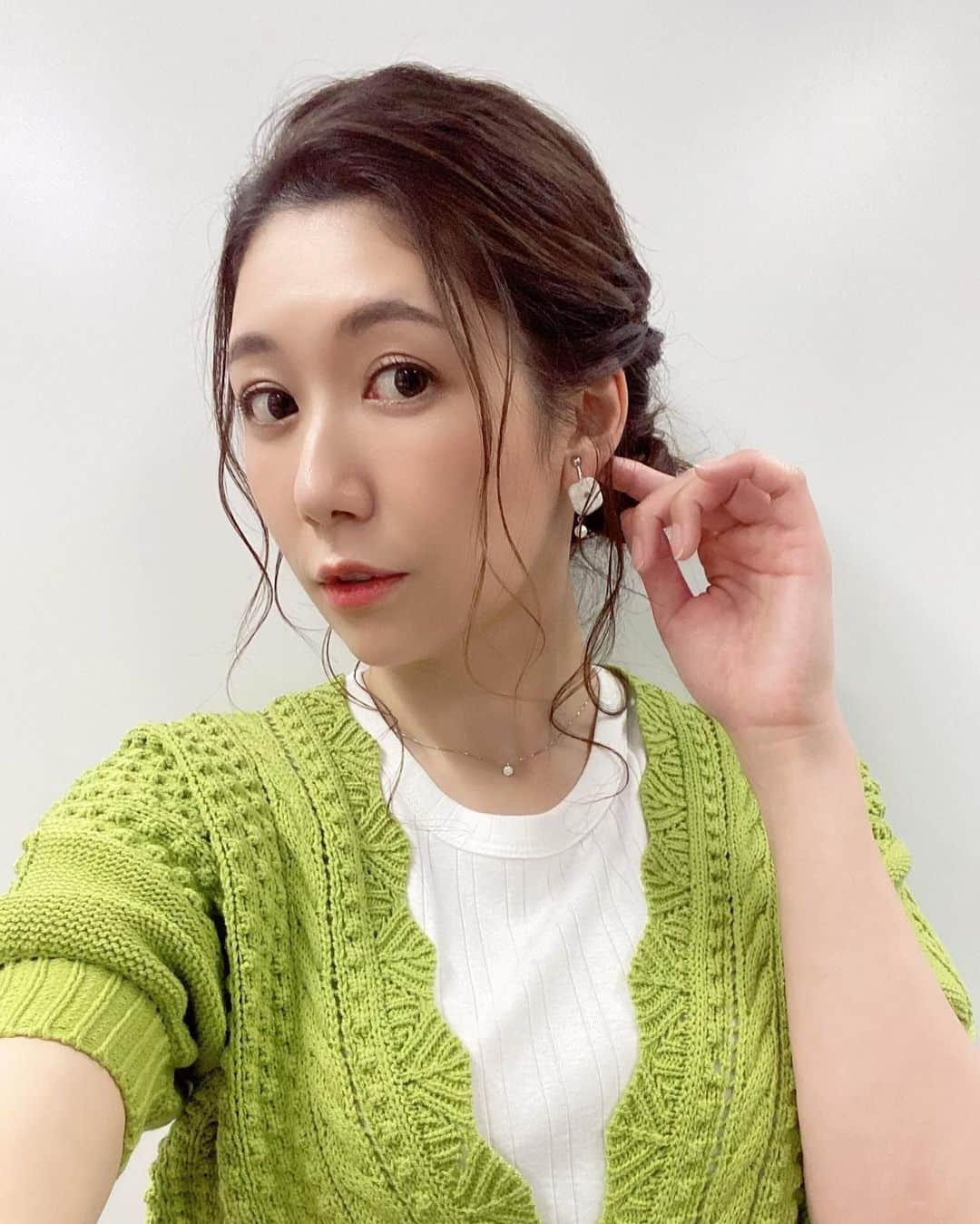 穂川果音さんのインスタグラム写真 - (穂川果音Instagram)「hairstyle  後れ毛多めのアップヘアです😊  earring→ @nemu.accessory  #hairstyle #hairarrange #アップヘア　#アベプラ　#abematv #アップスタイル　#イヤリング　#earrings   #穂川果音  #気象予報士　#下めアップ  #綺麗めアレンジ 　#まとめ髪　#お天気キャスター #前髪アレンジ」5月22日 9時32分 - hokawakanonn