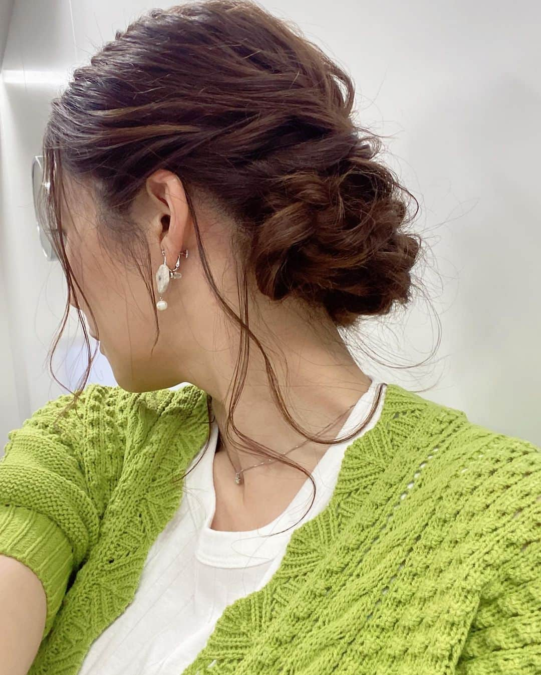 穂川果音さんのインスタグラム写真 - (穂川果音Instagram)「hairstyle  後れ毛多めのアップヘアです😊  earring→ @nemu.accessory  #hairstyle #hairarrange #アップヘア　#アベプラ　#abematv #アップスタイル　#イヤリング　#earrings   #穂川果音  #気象予報士　#下めアップ  #綺麗めアレンジ 　#まとめ髪　#お天気キャスター #前髪アレンジ」5月22日 9時32分 - hokawakanonn