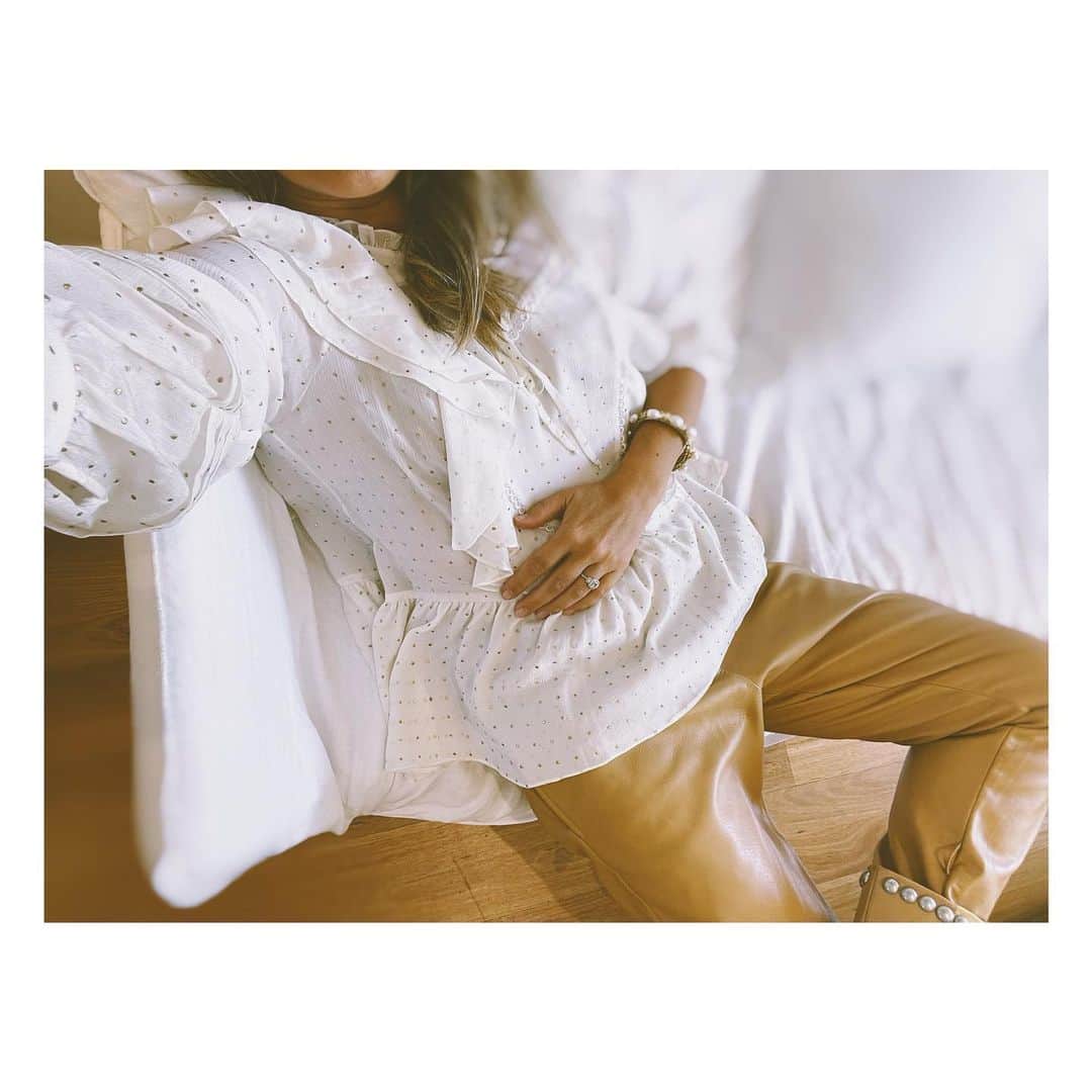 ココリボンのインスタグラム：「Our butter soft almond leather pants are your perfect winter staple.   When colder months call for darker colours, there’s nothing more luxurious than layering textures of cream, caramel and warmer tones from head to toe in winter.   Shop this staple style online now in this colour, black and navy while stocks last.   Shop in AUD, US, HK$, €, £ • Global Ship • AFTERPAY • Easy Returns • Flat international ship rate of $14.95 • Free ship for AUD and NZ orders over $300 l」