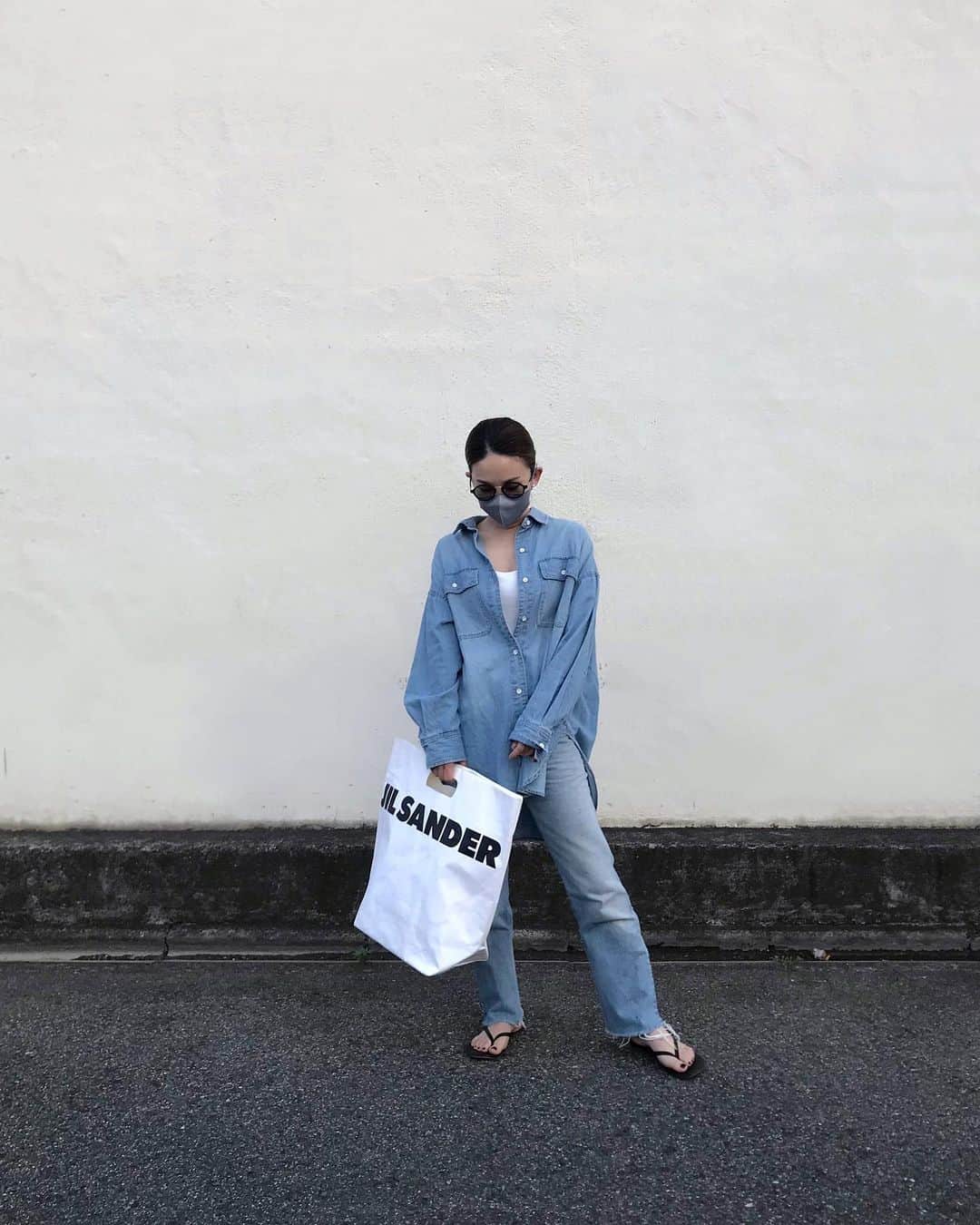 muua777のインスタグラム：「. ⁡ ゆるーい日。 ⁡ JIL SANDERのショッパーが可愛すぎて 中身よりときめいてる。笑 ⁡ 水に濡れても大丈夫ですと仰ってたので レジャーバッグにガンガン使お😊🌳 ⁡ ⁡ shirt… #rope inner… #uniqlo denim… #levis sandal… #tkees」