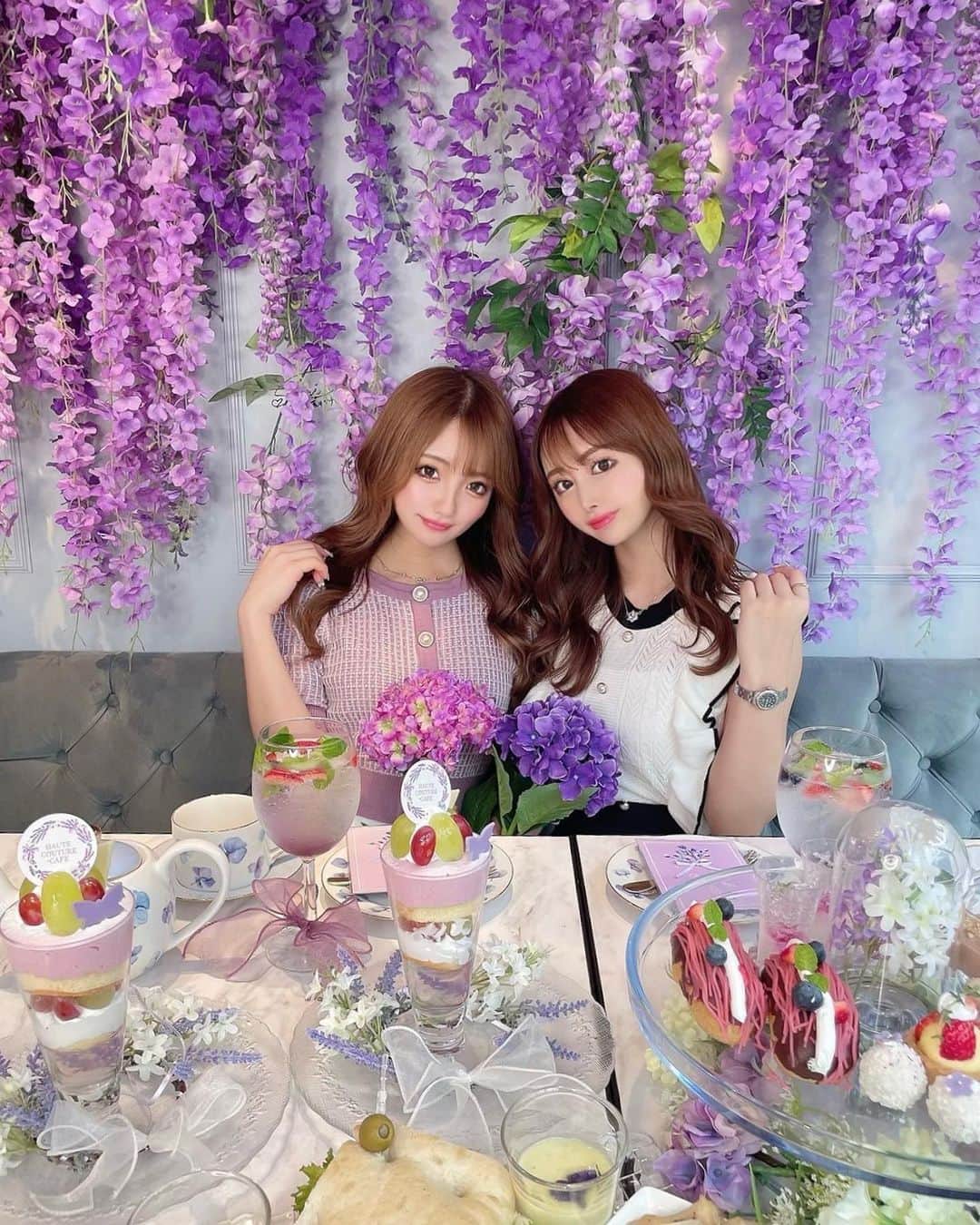 のインスタグラム：「. . afternoon tea 🫖🤍 . (( @hautecouturecafe_official )) なにこの素敵空間🥺❤︎ . . . 夏限定のフジの花たっくさん💜💐 . purple afternoon tea🤍🤍🤍 甘いものからしょっぱい系まで充実してて とってもおいしかったよ🫠🫠❤︎ . . . 安定の @mayu_03pichu と🦋🤍 シーズンごとにお花が変わるから行くの楽しみなの💐 . . . 📍 HAUTE COUTURE CAFE（オートクチュールカフェ） 東京都目黒区青葉台1-16-9 サクラガーデンイースト2F 営業時間 11:00～20:30(20:00LO) . . . #hautecouturecafe #cafe #afternoontea #中目黒ランチ #中目黒カフェ #中目黒グルメ #中目黒 #オートクチュールカフェ #オートクチュール #アフタヌーンティー #アフタヌーンティー巡り #女子会 #女子会コーデ #女子会パーティー #カフェ巡り #カフェ部 #カフェ活 #カフェ好きな人と繋がりたい」