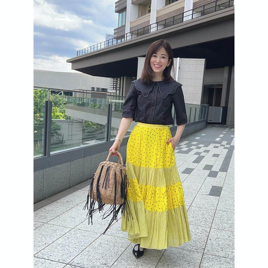 山本みらいのインスタグラム：「歯医者さん行ったり本屋さん行ったり、 スタバにも寄り道したりの本日のコースで。  娘が撮ってくれた写真☺︎  ここ空が入っていいんじゃない？ と最近は撮る前に構図を確認してくれる✨  Tops @ganni  Skirt @drawerofficial  Bag @ludlow_official   確かに空が良い感じだな✨」