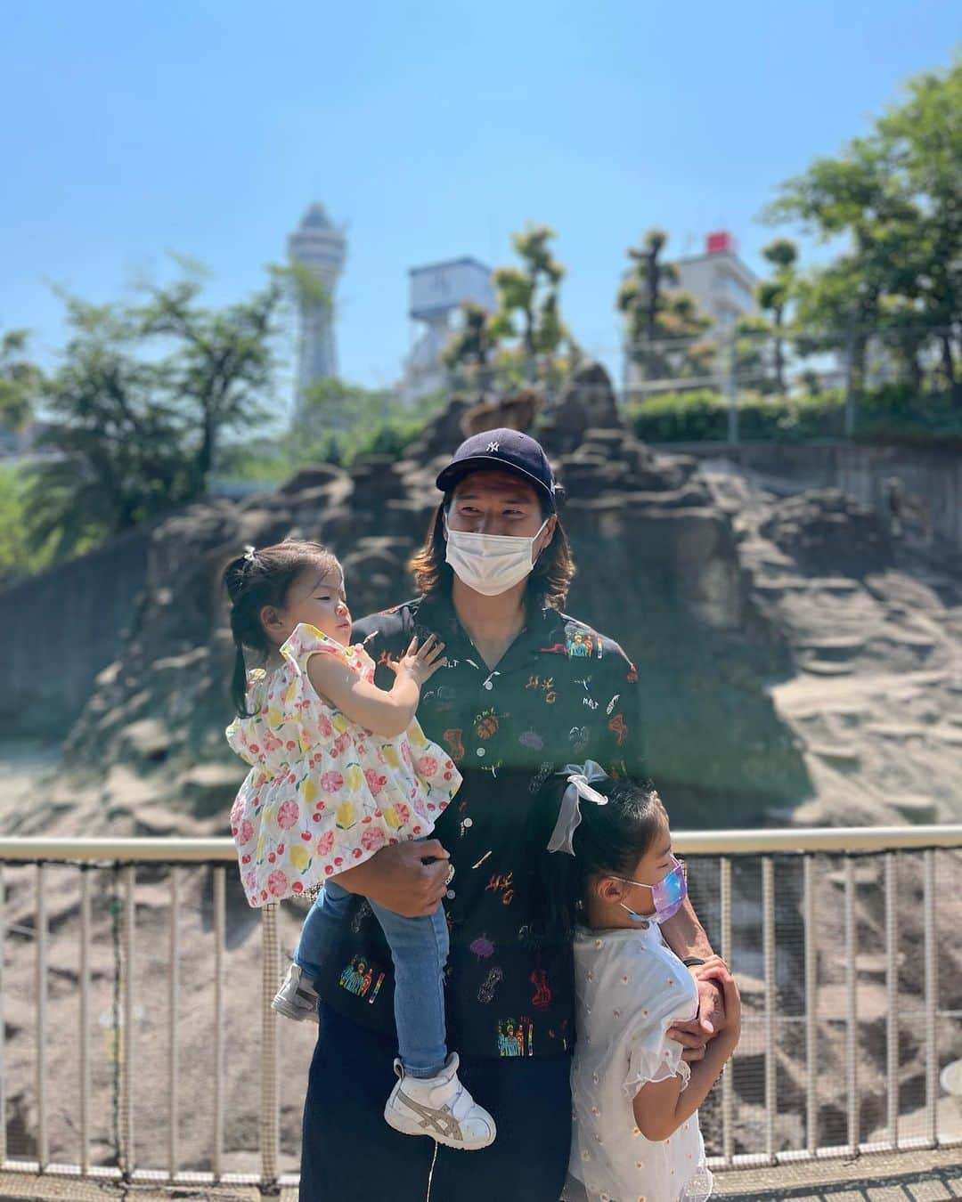 山下達也のインスタグラム：「天王寺動物園。  #みんなダービーお疲れ様 #ナイス勝利 #おかげでいいオフ過ごせました #シャツスタイル #通天閣 #また明日から頑張ろう」