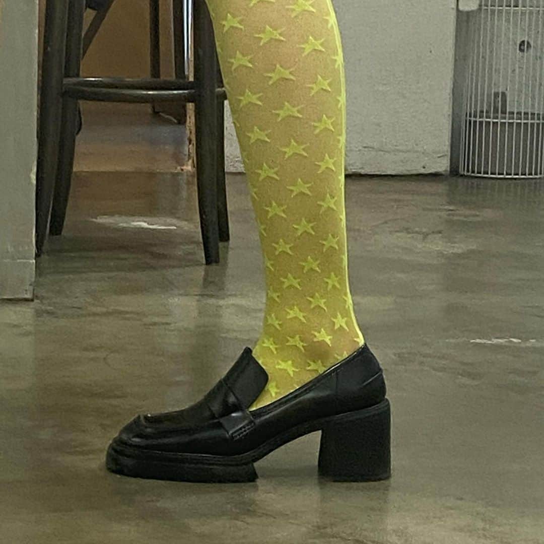 AKIKOさんのインスタグラム写真 - (AKIKOInstagram)「«Lime!!!» @maisonsoksi  Wearing lime tights made me realise that I don’t notice the colour lime in my daily life very often. So I invited my bestie @ksenia_grebneva on challenge to go lime hunting! 💛💚  ①I love colourful tights ②Lime at the hair salon ③Chunky shoes ♡ ➃Escalator arrow ⑤Fluffy bag ⑥Lime lime!? ➆Bus ➇ Store sign ➈Yarn ①⓪Emergency arrow」5月22日 19時40分 - akikokoga