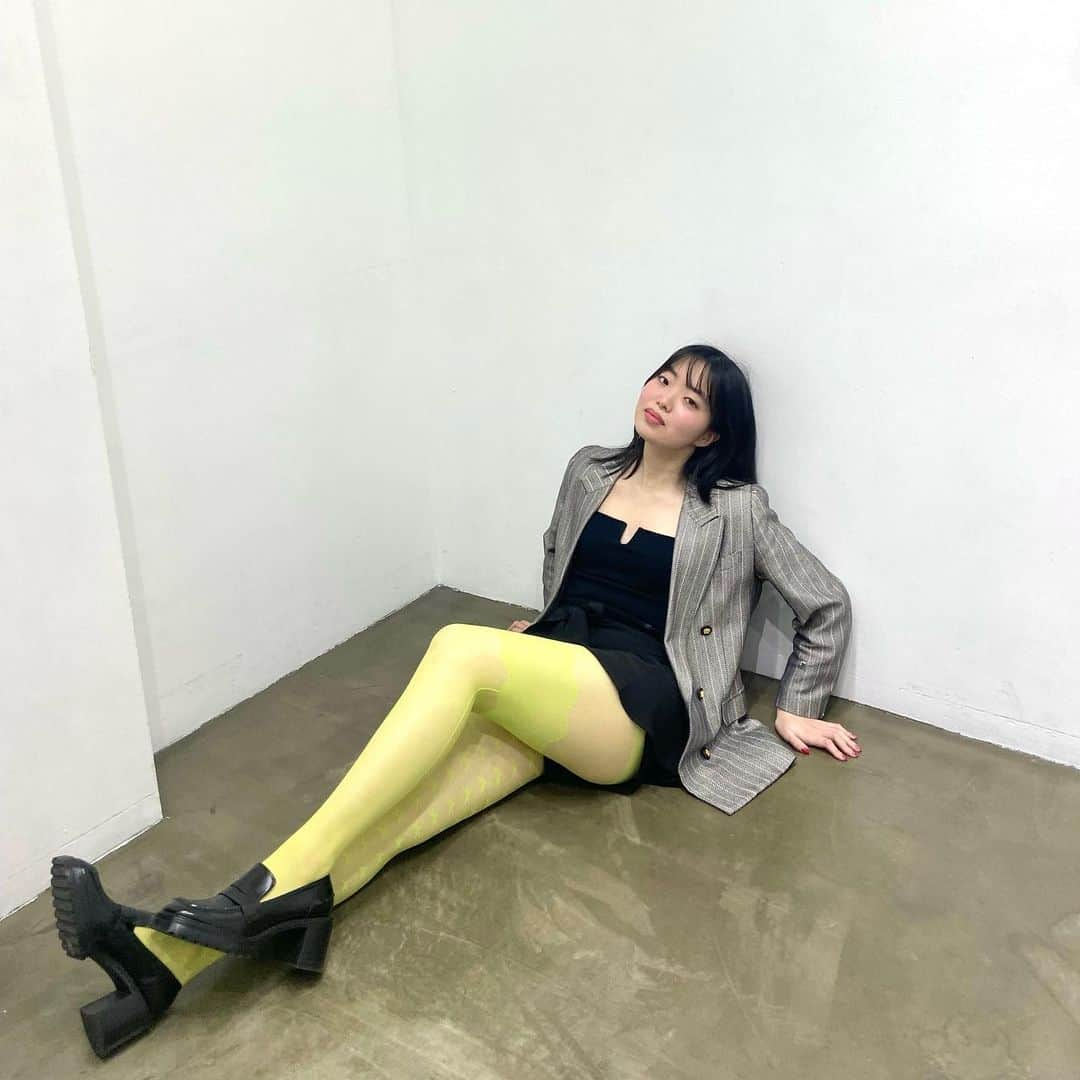 AKIKOのインスタグラム：「«Lime!!!» @maisonsoksi  Wearing lime tights made me realise that I don’t notice the colour lime in my daily life very often. So I invited my bestie @ksenia_grebneva on challenge to go lime hunting! 💛💚  ①I love colourful tights ②Lime at the hair salon ③Chunky shoes ♡ ➃Escalator arrow ⑤Fluffy bag ⑥Lime lime!? ➆Bus ➇ Store sign ➈Yarn ①⓪Emergency arrow」