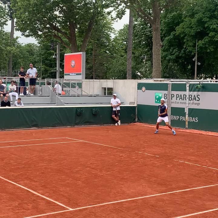 リュカ・プイユのインスタグラム：「Préparation du premier tour @rolandgarros , ça continue ! 👊🏻」