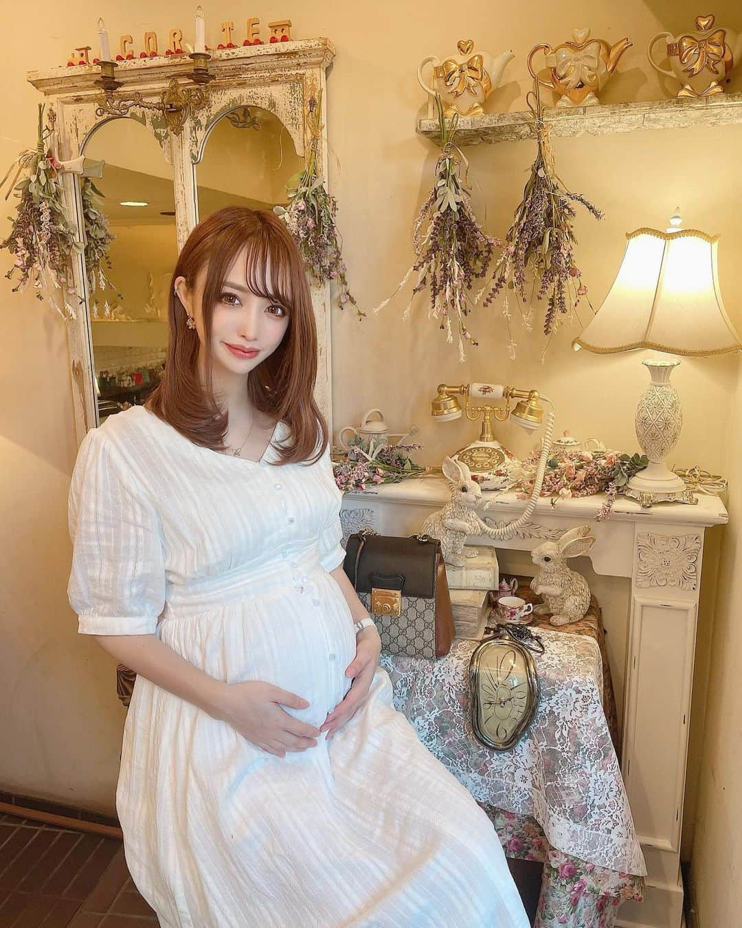 サキ吉さんのインスタグラム写真 - (サキ吉Instagram)「2枚目も見て→😍 お腹とっても大きくなった！🤰 ． アコリットの入口が映えてたから写真撮った🥰❤️❤️❤️ 早くベビ吉に会いたいー👶🏻🍼💞 胎動すごすぎて元気有り余ってるみたい！🤣www 内蔵蹴られてたまに痛いですw ． ． ． #カフェアコリット #目白カフェ  #プレママ #新米ママ #女の子ママ #令和4年ベビー #プレママさんと繋がりたい #マタニティ #妊婦生活 #安定期 #初マタ #マタニティ記録  #安産祈願 #妊活 #不妊治療 #妊婦 #妊娠報告 #マタニティライフ #初マタライフ #妊娠記録 #妊婦記録 #妊娠後期 #マタニティフォト #マタニティウェア #マタニティコーデ #妊娠9ヶ月」5月22日 20時01分 - sakikichi1201