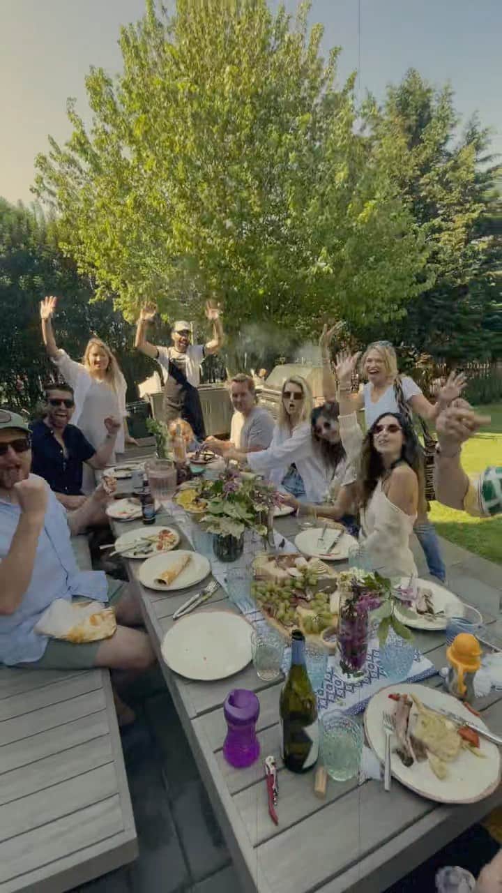 ベン・ワッツのインスタグラム：「Montauk dreaming this weekend wiv @thekitchendancer making his magic at the grill. Here’s to an awesome spring/summer 2022 . #friends #family #montauk #montaukdreaming #benwatts」