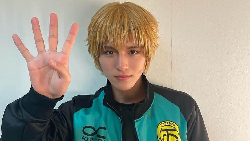 宮里ソルさんのインスタグラム写真 - (宮里ソルInstagram)「・ ⁡ 舞台 アオアシ ⚽️ ⁡ ⁡この素敵な座組で最後まで駆け抜けられて、本当に幸せです！ ⁡ ⁡あまり長く語ってもなので、、 ⁡ ⁡みんな！愛してるぜ⚽️❤️‍🔥 ⁡ #アオステ」5月22日 20時14分 - sol.xce