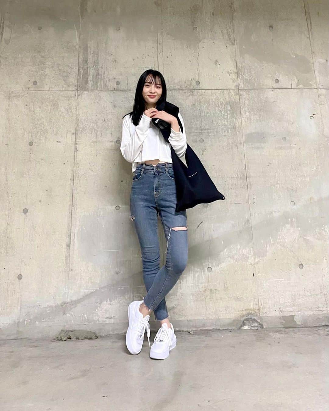 のインスタグラム：「妹がなんでもない日に 私が欲しがってた エアフォースをプレゼントしてくれた🥰🥹  なんで？って聞いたら 送料かかるからついでに買ったって。  モテる男のやり方。笑笑  ありがとう💓 大事に履きます👟💜  #エアフォース1」