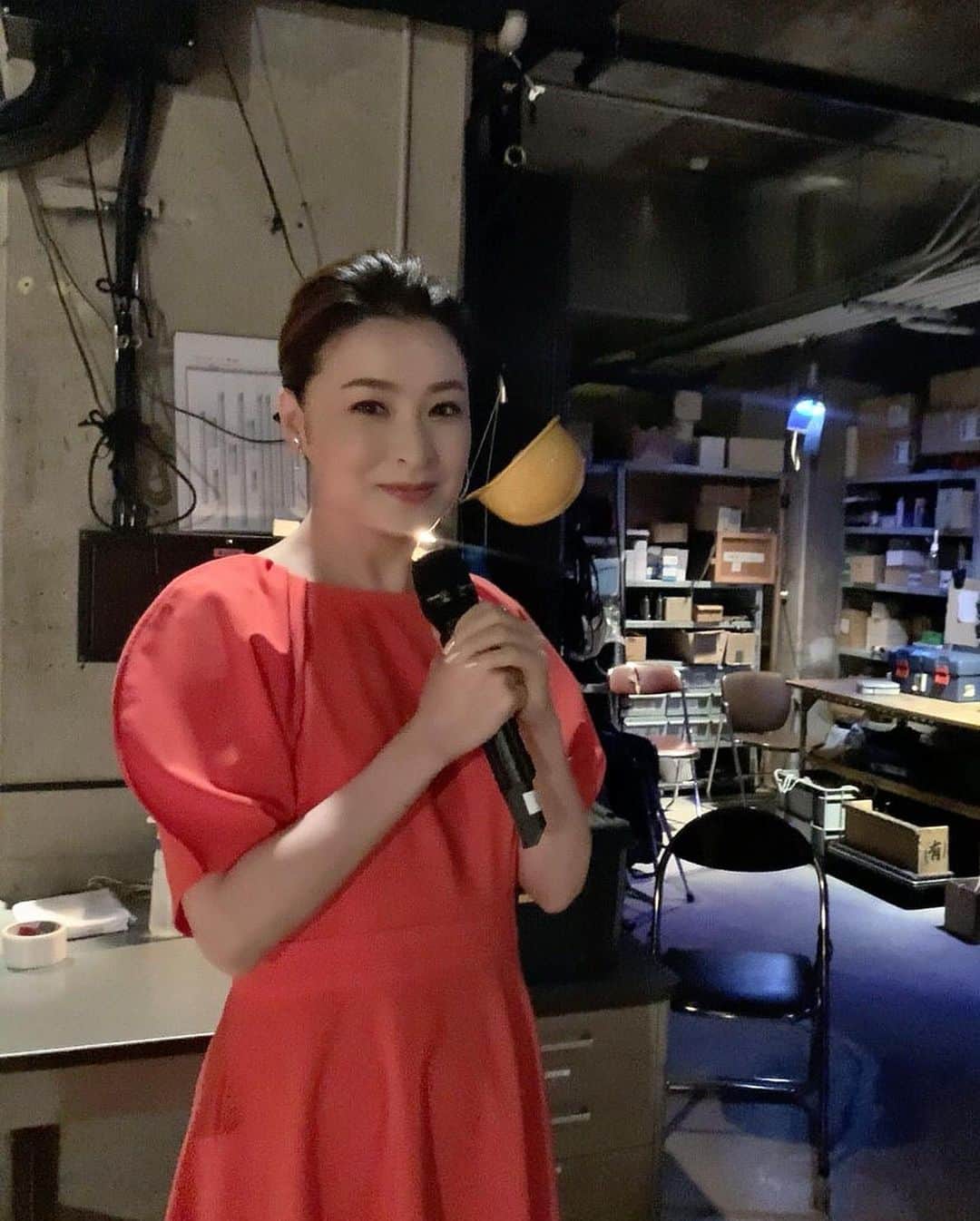 のインスタグラム：「🌹🌹  ある日のお仕事🌹  昨日は、旭川にて講演をさせて頂きましたよ✨ 皆さん、私の話に一所懸命に耳を傾けて下さり、とても温かな雰囲気のなか幸せな時間を過ごす事が出来ました✨✨  ご来場頂いた皆さん！ スタッフの皆さん！ 本当にありがとうございました😊🌹  講演前、ドキドキわくわくの舞台袖ショットです📸  檀れい🌹  #檀れい #danrei #北海道 #旭川 #講演 #旭川文化塾 #ドキドキわくわく #ありがとうございました #tomokokodera #kashikeybrowndiamond #檀スタグラム」