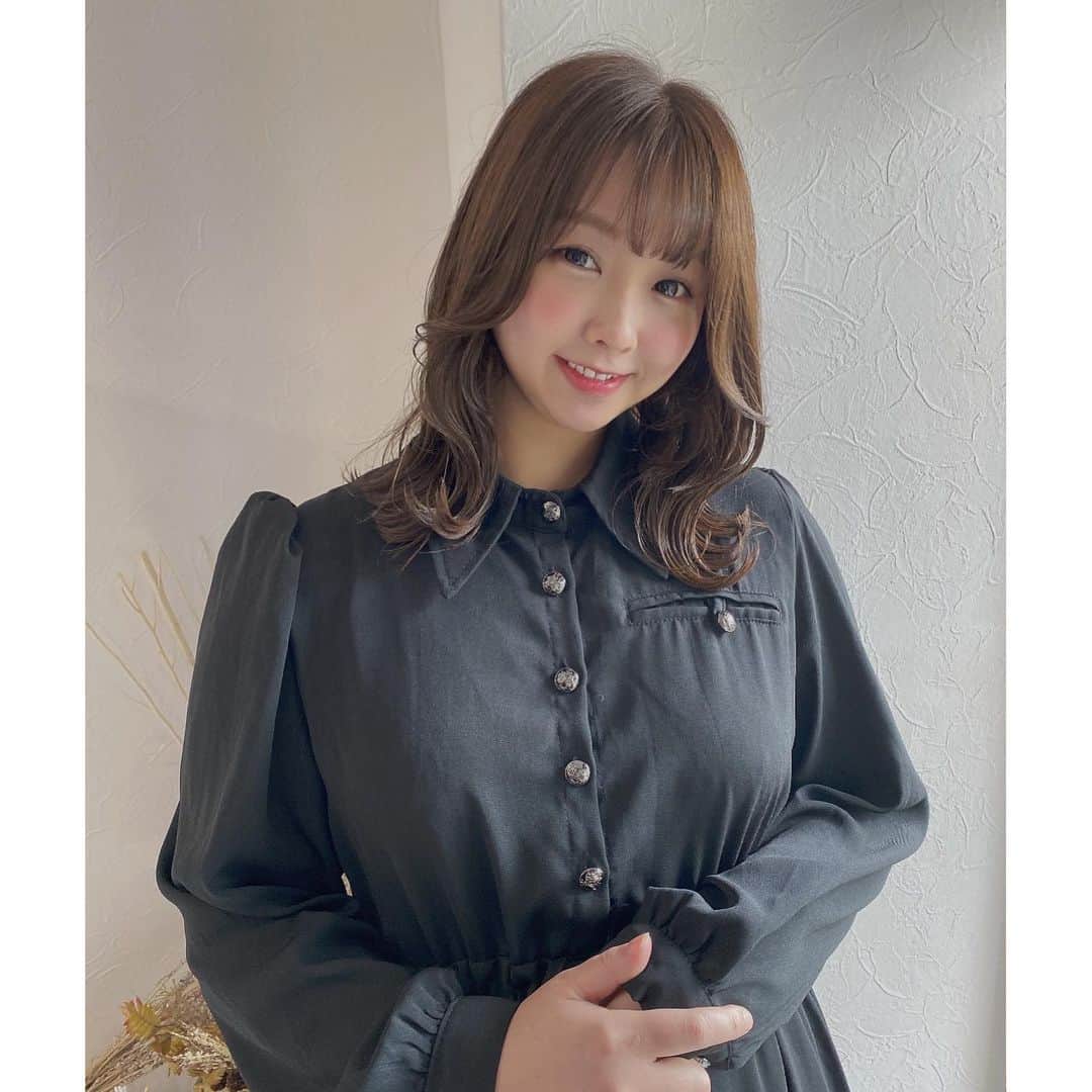 岩村捺未のインスタグラム：「また髪切ったよ🥺　 レイヤーもいれてもらいました！　  この長さかわいい💓　 カラーも少し明るめだけど上品に見える色にしてもらいました🫡🤍　 @daichi_n_hair ありがとうですー！！！　  #newhair」