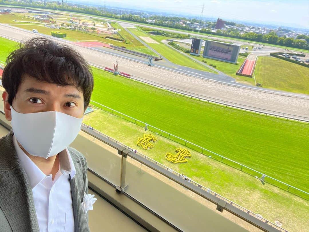 土屋伸之さんのインスタグラム写真 - (土屋伸之Instagram)「#中京競馬場　 #サイレンススズカ #サイレンススズカ生誕祭 思った以上に大きかったです！  VIP席 #パジャマスーツ 今日はこのまま #漫才サミット　です」5月22日 12時16分 - tsuchiyawosagase