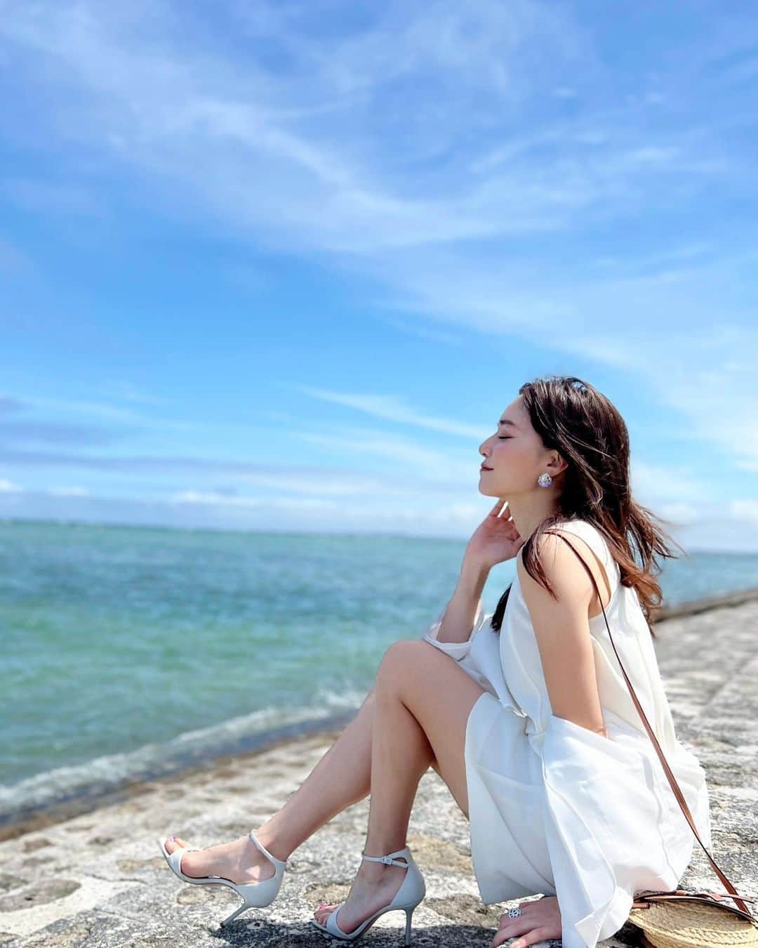 のインスタグラム：「こんにちは🌞 週末は久々の沖縄撮影📸⛱ . ずっと雨予報だったので直前まで決行するかわからなかったのだけど奇跡的に両日晴れ☀️今回も弾丸でもう帰りなんだけど笑、おかげさまでいいお天気の中楽しむことができました👏✨ . 夏になったらずーっと着たかったお気に入りのサロペット💛 オーダーしたら大好きな @mikko1104 ちゃんも着用しててさらにお気に入りになったよ🫢❤️ . 綺麗な海の青と白のコントラスト大好き❤ . tops&dress... @diagramofficial  sandals... @charleskeith_jp  bag... @loewe  earrings... @_hapi.hapi_  . 最後の2枚は奇跡に撮れたおもしろ写真を加工なしで載せます笑 特に最後の写真は波を呼んでるみたいで笑えました🌊 . 今日も素敵な一日を🥰 . #沖縄 #okinawa #沖縄旅行 #沖縄観光 #海 #sea #diagram #gracecontinental #ダイアグラム #グレースコンチネンタル #loewe #ロエベ #夏服コーデ #夏コーデ #海コーデ #リゾート #resort #夏ファッション #癒し #タビジョ #旅行好き #旅行好きな人と繋がりたい #国内旅行 #インスタ映えスポット #visitjapanjp #visitjapan #japan #japanesegirl #okinawatrip #okinawalife」