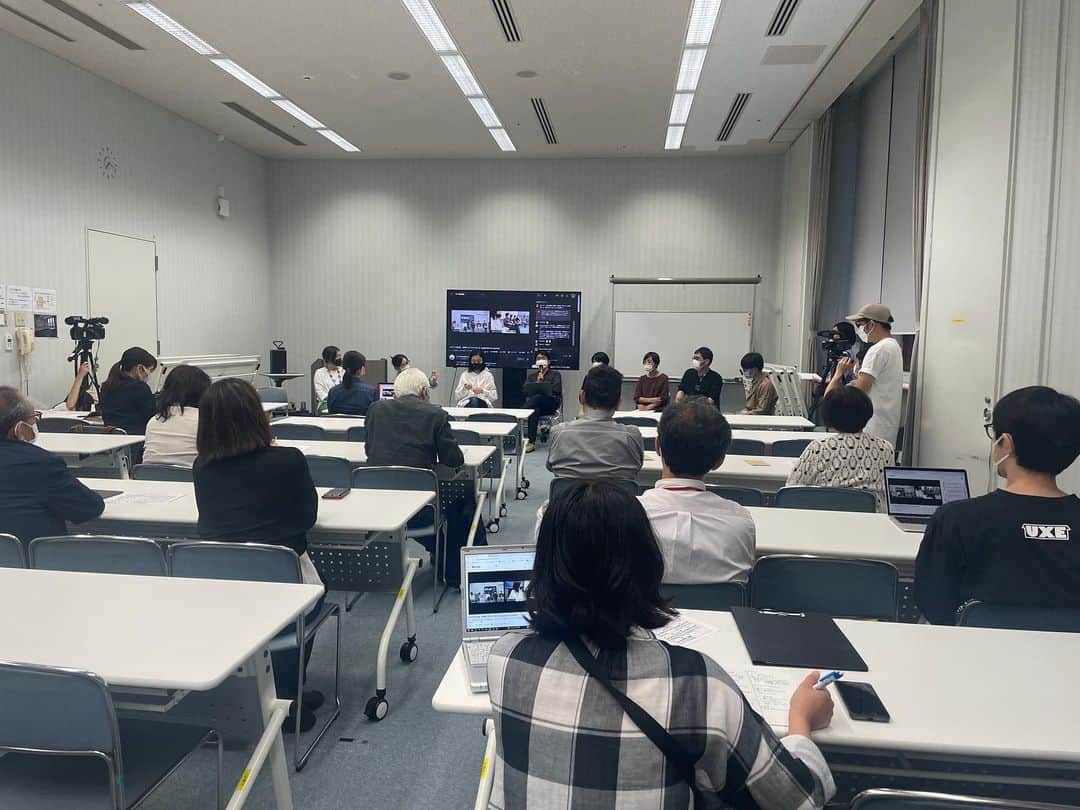 前田真里のインスタグラム：「昨日、ブリックホールで開かれた 集まり☺︎   次の世代への継承のカタチや方法、 たくさんの学びがありました！  ワクワク。熱意を感じた一日。  インタビューさせていただいた内容は、あす夕方NBCラジオ📻チャージで放送させていただきます🎤  ・  広島・東京から、核兵器廃絶にむけた活動の最前線で活躍する若者たちが長崎に集いました  HPより転記↓↓  【21日（土）】 「カクワカ広島、長崎にきちゃいました supported by susume!」 日時：5月21日（土）開場：18:00 / 開始：18:15 / 終了：20:00 会場：長崎ブリックホール3F 会議室1・2 参加費：無料 ※YouTube配信あり 申込：https://forms.gle/CZVnEJ8o3Re5DPfWA 共催：カクワカ広島、すすめ！核兵器禁止条約プロジェクト  《カクワカ広島とは？》 カクワカ広島、正式名称「核政策を知りたい広島若者有権者の会」広島に住む高校生や大学生、会社員カフェ店員たちが、核兵器のない世界の実現を願って緩やかにつながるグループ。  民主主義国家における市民の代表、そして国の政策決定者である国会議員に、核兵器のない世界の実現への道のりを尋ね、その情報をSNSやウェブサイトなどで広く発信。核政策へ市民の関心を高めるための行動をしている。  ホームページ https://kakuwakahiroshima.jimdofree.com/  * 今日も川棚で13時から イベントあるそうです↓↓↓  【22日（日）】 新緑祭 Green Messages for YOKAASITA 日時：5月22日（日）11:00-（トークセッションは13:00-14:00） 会場：川棚八幡神社境内横新緑祭特設広場 Green Messages Talk① 「核兵器と気候変動 長崎から地球の未来を考える」 進行：林田光弘（長崎大学 RECNA特任研究員） 登壇：Friday For Future Nagasaki / カクワカ広島  新緑祭 Green Messages for YOKAASITAの詳細 https://fb.me/e/1Nnsj13V1」
