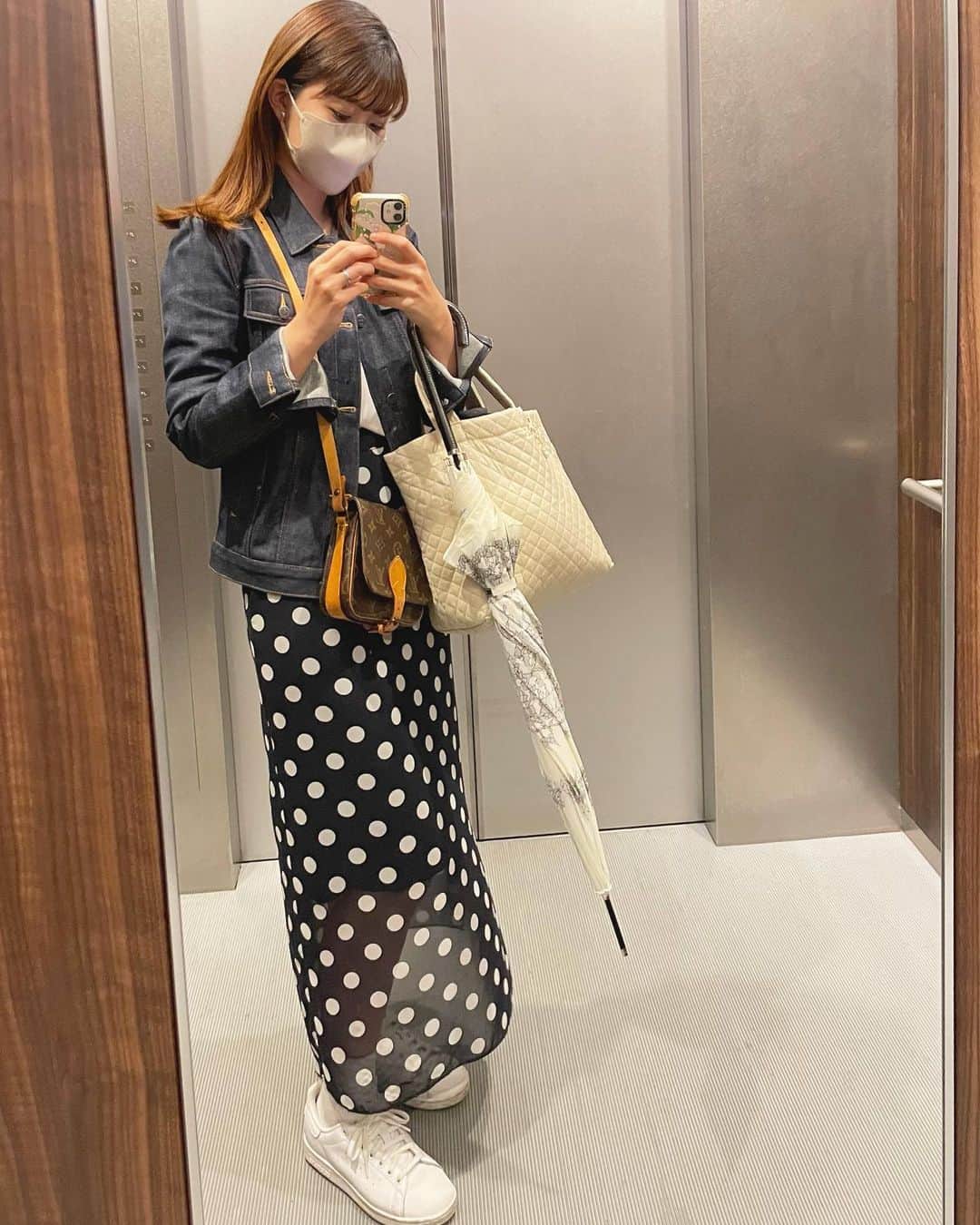 西木恵美里のインスタグラム：「🤍 14時START  ☔︎☁︎ / 気温17℃ / 風1m / 雨1mm(14時)  20度予報から、結局17℃だった日🌨 雨の日は、空気がひんやりしたり 洋服が濡れて寒く感じられたりするので 気温よりも暖かい服装を選んだ方がいいですね🥲  長袖のブラウスにジージャンでも やや寒かったです🥶 ホットコーヒー持参して正解☕️  #備忘録 #観戦服 #観戦コーデ #サッカー観戦 #最高気温17度 #気温17度 #気温17度コーデ #iaiスタジアム」
