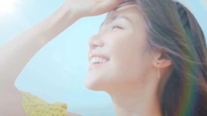 Elva Niのインスタグラム：「每個用心生活的女生，都散發著一種獨特自信的「輕の水感美」 而今個夏天，我嘅水感美，就係源自滴露ProFresh沐浴露!  清新柔滑嘅沐浴享受，帶來水感輕盈嘅感覺，無添加矽、Parabens防腐劑及礦物油配方，溫和抗菌，而且12小時防汗味*，讓你喺每個精彩時刻展現水漾自信💓  ProFresh沐浴露系列仲有🍑水感蜜桃同🌿清新綠茶與茉莉花香，想同我一齊盡情展現輕の水感美，一齊成為 Beauty in the city，就即刻click入Reckitt Store選購，又或者去各大超市、個人護理連鎖店、HKTVmall、Ztore及藥房藥行買啦！ 👉🏻Reckitt Store: https://bit.ly/3sDOOgK  *引致汗味的細菌(Reckitt R&D 2015) #Dettol#DettolHK#滴露Profresh清爽沐浴露#輕の水感美#BeautyInTheCity」