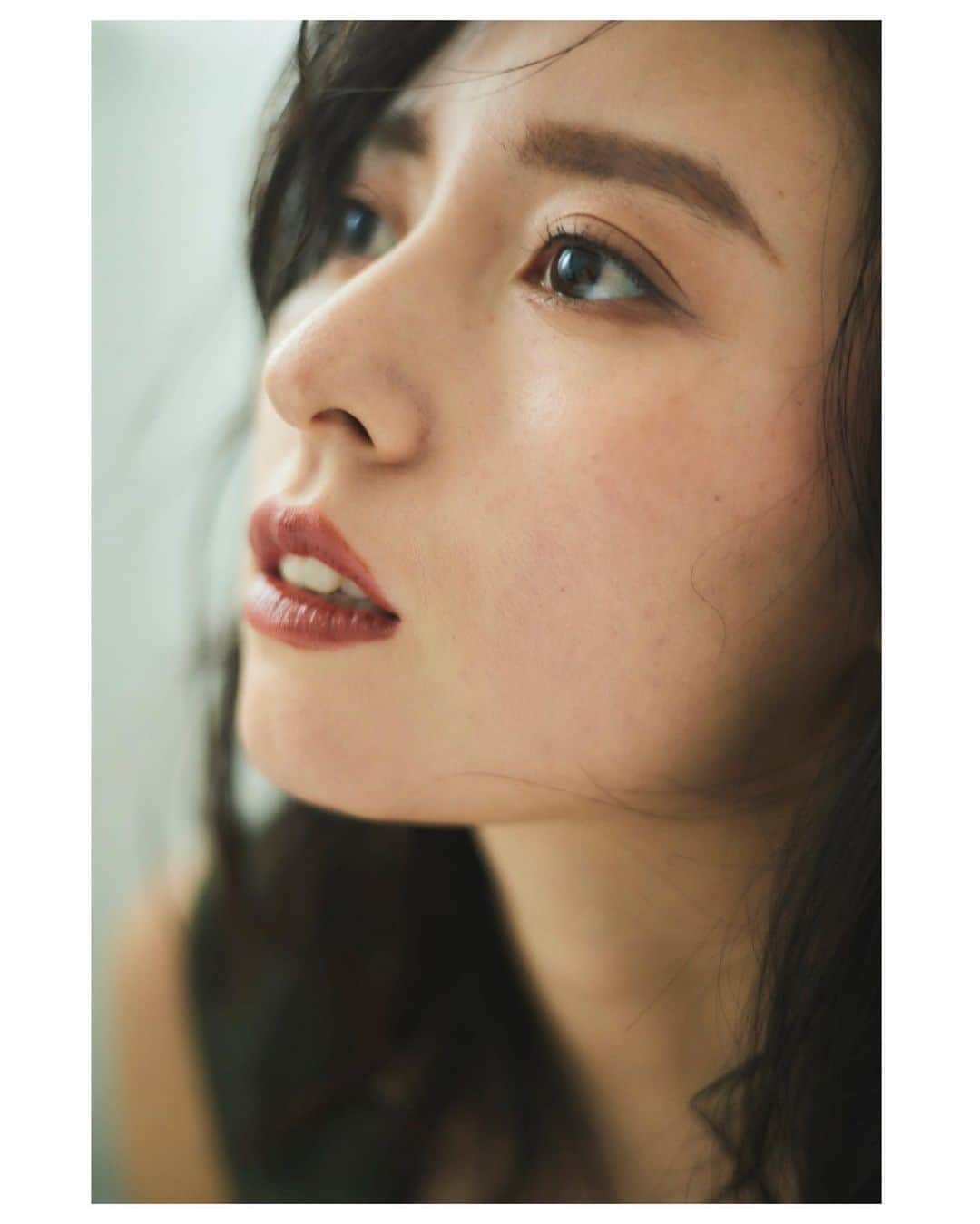 東美樹のインスタグラム：「芸能生活気付けば10周年でした♡ タレントからはじまり、女優業もやらせていただき、 今ではモデルという肩書きの元、色んな事を未だに挑戦させてもらってます🌱  こうして今でも芸能のお仕事一本で続けられていることは とても幸せな事で、本当にありがたく思います😌  一期一会で日々精進🐉  デビュー当時、 とてもお世話になった大先輩からいただいた 大切な言葉たちがある。 今でも胸に大切にしまっていて お仕事するときにいつも思い出してる。  過去に敬礼。今に感謝。 そして未来には希望を！  引き続き、皆さま宜しくお願い致します！  そして私よ、おめでとう😆🍾㊗️  #記録　#忘備録　  📷: @yayamax88  💄: @hairmake_toku @tokuchan109chan」