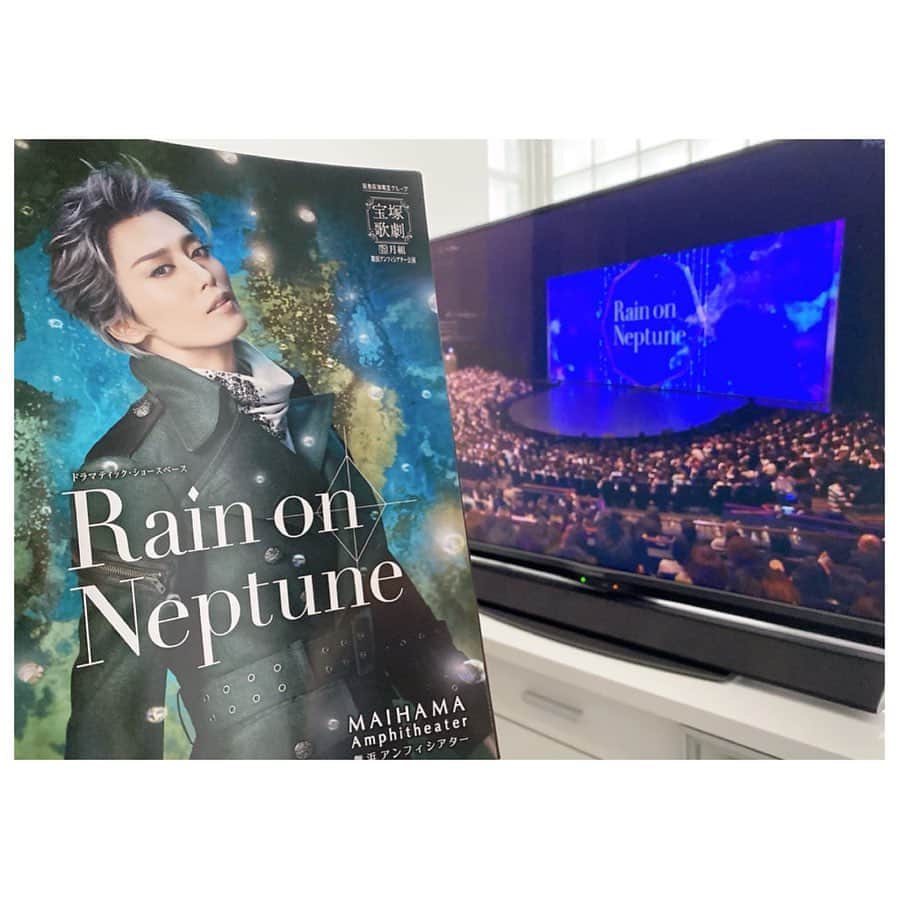 真愛涼歌のインスタグラム：「* 『Rain on Neptune』 in 舞浜アンフィシアター お家で観劇しました🥺💓💓💓💓 あぁ現地で…トリトン様と 同じ空気を吸いたかった……  でも。でも。ガッツリ楽しみました🤣❤️ もぅ。気持ちは劇場に座ってるお客様と同じ。 拍手👏手拍子👏1番大きかったと思う‼︎笑  トリトン様。スチールを拝見した時から胸の高鳴り、驚きを隠せなかったですが。 何‼︎何事なの⁇なんであんなに素敵なの⁇💓💎🤤💓 また新しい鳳月杏でしたね🤔❤️ 最高だった😭😭😭😭😭😭😭💓 2幕の幕開きも…感動💓💓💓 あの空間からの、ソロのセリ上がりからの。。。あああああああぁ🥺❤️ ※明日千秋楽なので…楽しみにしてる方もおられるかもなので溢れ出す気持ち止めておきます。 とりあえず。今回も愛するちなは最高でした🥰❤️  #宝塚歌劇団  #月組 #舞浜アンフィシアター  #RainonNeptune #トントントリトン  #トリトン様  #鳳月杏」