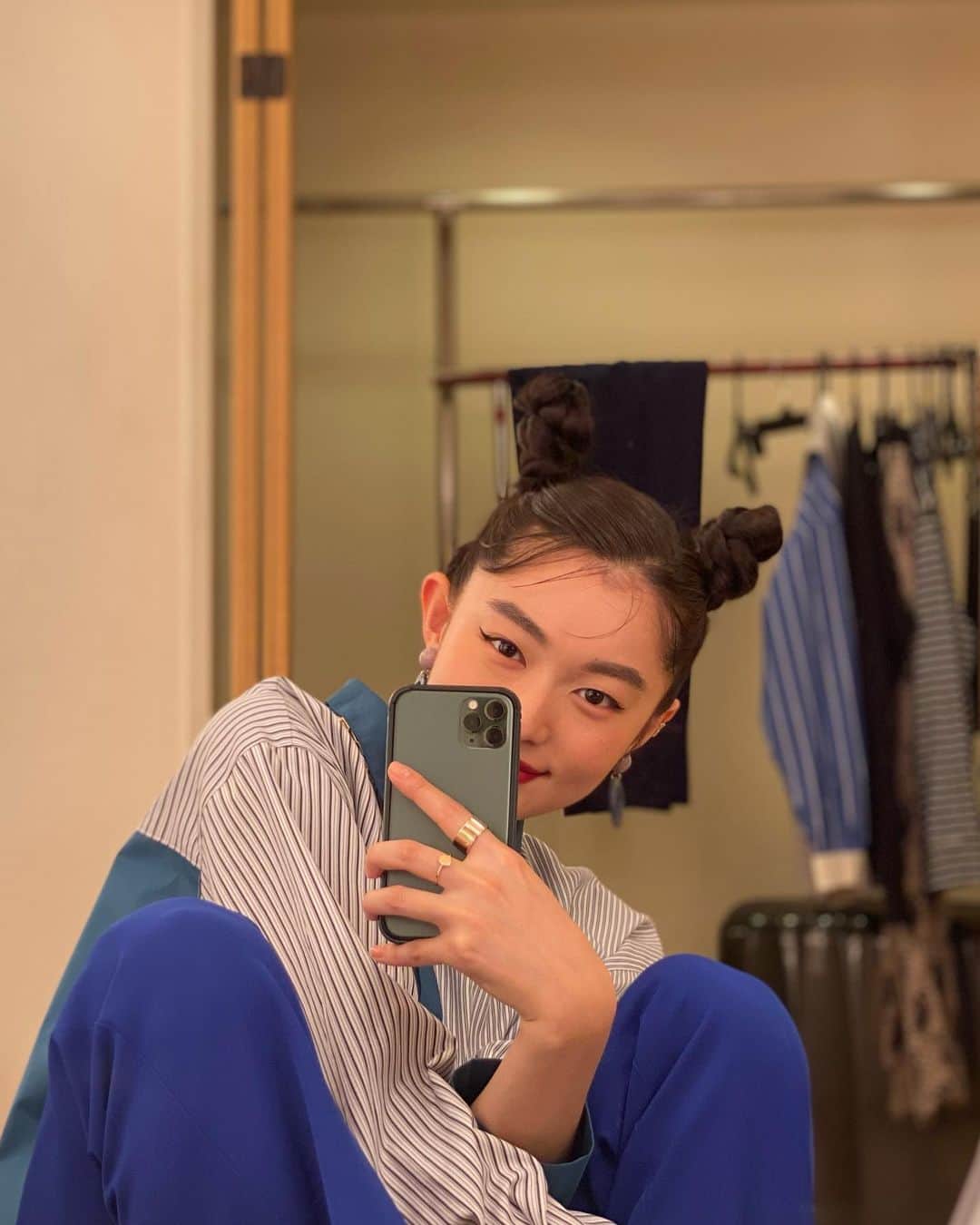 阿部朱梨のインスタグラム：「ふわっとした雰囲気も好きだけど こっちもやっぱり好きだなあ  かっこいい作品撮りたい気分♡」
