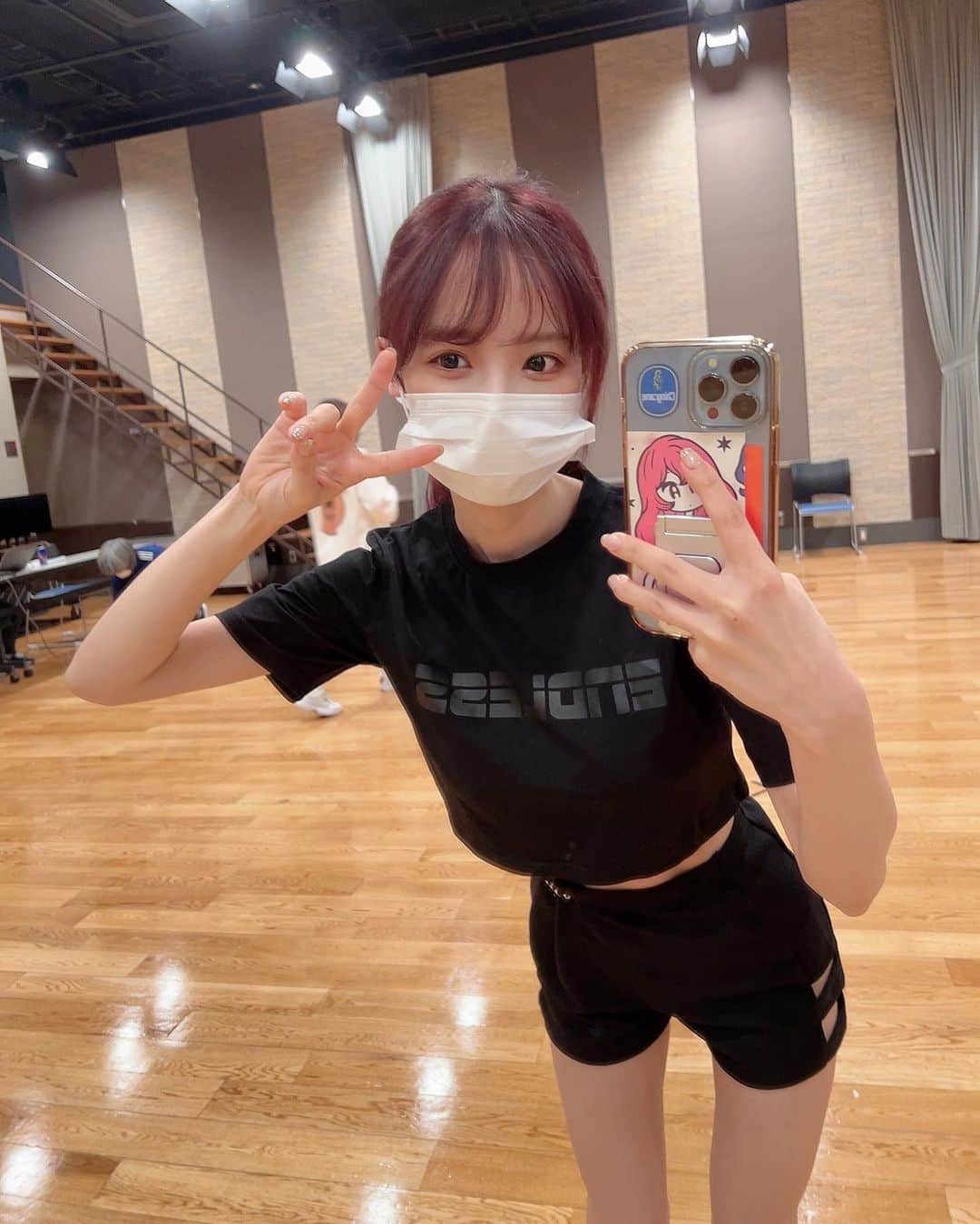 のインスタグラム：「5/25のマスカッツライブに向けリハも終盤です🍇  セットリストの貼り紙がいつもより長い！！盛りだくさんなライブになる事間違いなしなので来てくれる皆さんも体力温存しておいてください💪  そして初代さんからありがた過ぎる差し入れ頂きました！！お、おいしー！！ありがとうございます😭❤︎  (今日の格好バレー部のパンツか西川貴教さんに見える🧚🏻‍♂️)」