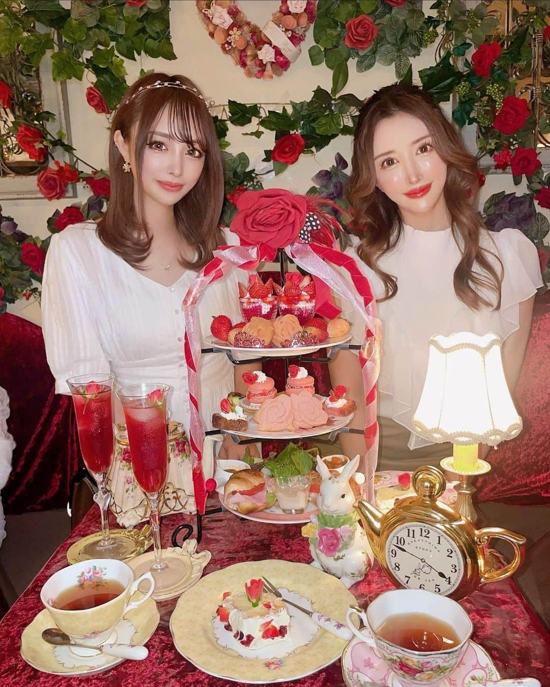 サキ吉さんのインスタグラム写真 - (サキ吉Instagram)「お耽美アフタヌーンティー☕️🍰💗✨ 蘭子と行ってきました🌹✨ 目白の駅からすぐにあるカフェ アコリット😍 ． 今は薔薇のアフタヌーンティーだったんだけど、可愛すぎる空間だった🌹✨ どれも手作りされててしっかり美味しくて！💓 ティーポットやカップも好きなの選べます🫖☕️🧁 映え好きさんは行ってみるべし！🍎 @cafe_acorite  ． ． ． #目白 #目白カフェ#目白グルメ  #アフタヌーンティー #afternoontea #映えスポット #映えカフェ #おしゃカフェ #カフェ巡り #ホワイトコーデ #カフェアコリット」5月22日 14時41分 - sakikichi1201
