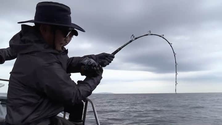前澤友作のインスタグラム：「待望の大物釣り。38kg超えのイシナギをゲット！  Got a ISHINAGI fish as giant sea bass over 38kg in Japan!  #fishing #japan #bigfish #大物釣り #monsterfish #daiwa」