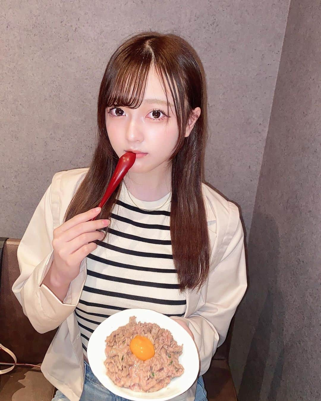 由良朱合さんのインスタグラム写真 - (由良朱合Instagram)「ご飯の写真あげないと、ちゃんと食べてる？って母が心配してくるので… 何歳になってもママ大好き！母の日にはお肉を贈りました🥩 ママの子供で良かったっていつも思う。本当に楽しくて周りの方に恵まれて幸せな人生！！！ どこに行っても人気者のママみたいな人になりたい！ 絶対普段言わないからこの投稿見てきっと泣いてるはず。笑 恩返ししなきゃね〜」5月22日 15時03分 - yura0312akari