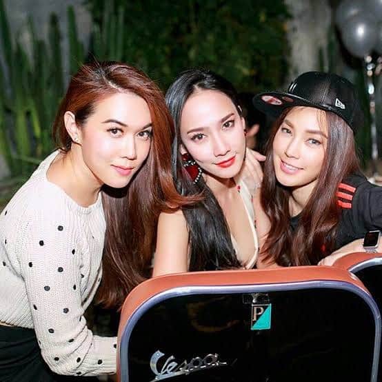 アム・パチャラパーのインスタグラム：「มีความสุขมากๆนะจ๊ะน้องสาวคนกลางของพี่❤️ ขอให้แฟนรักและตามใจทุกอย่างเลยนะ #ก็ว่าจะต้องคบกันต่อไป🥰 @maypitchy」