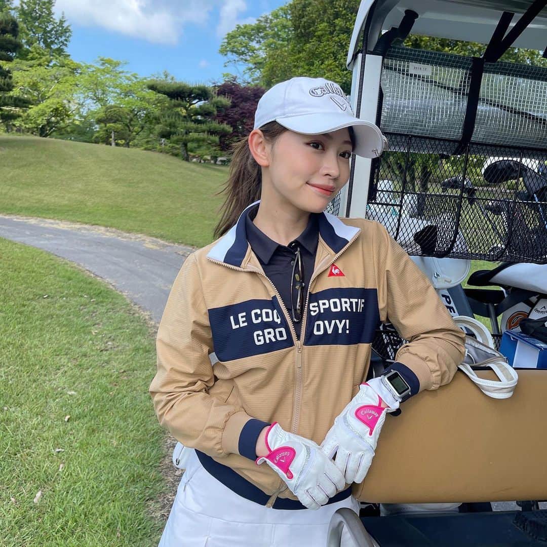 高木由梨奈のインスタグラム：「家族でゴルフ⛳️ 人生初バーディー取れて嬉しすぎた🥹💓 夏前の今の時期はゴルフ日和すぎるからたくさんゴルフしたいな〜〜💭  #ゴルフ女子 #ゴルフコーデ #ゴルフ初心者」