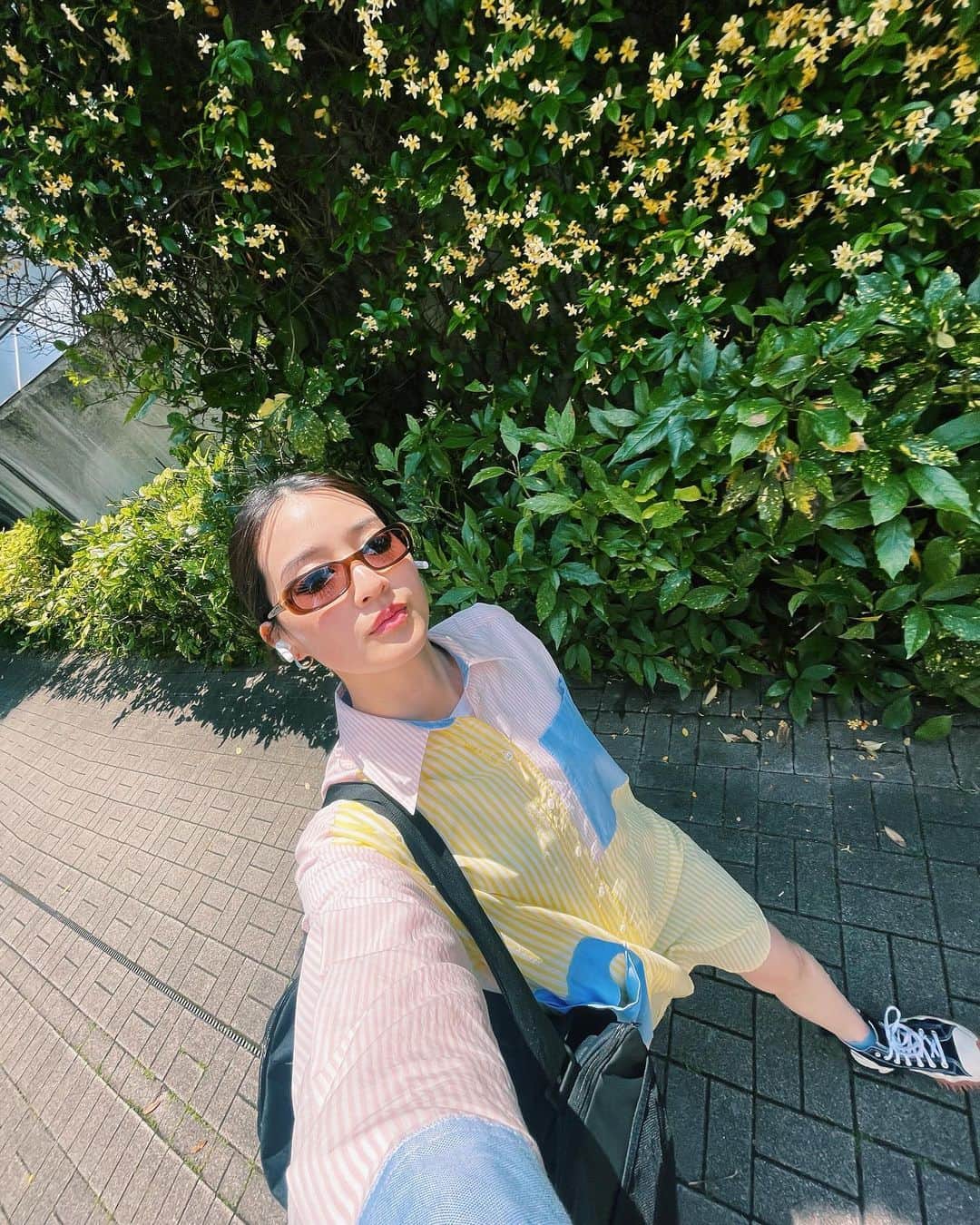 青野楓のインスタグラム：「ワクワクさんみたいなシャツで☺️ @ottodame_jp   サングラスは父から貰った @emporioarmani  時代がまわってきた😎  かき氷たべてガチャガチャして楽しい日でした😋たべたものは @kaedeice に。」
