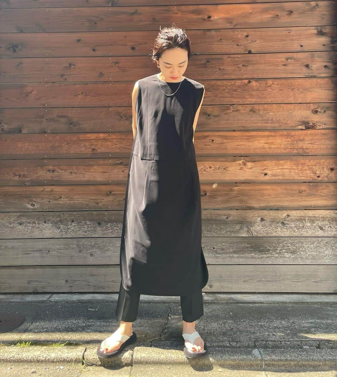 春名亜美さんのインスタグラム写真 - (春名亜美Instagram)「昨日のインスタライブでみんなに褒めて頂いたオデコが焼けないようにと必死🤦🏻‍♀️☀️  #ワンピース @sternberg.jp  #pants @uniqlo  #ストライプシャツ @newans.official  #ネックレス @cene_316l  #shoes @maisontherow @therow  #bag @jilsander  ・ ・ ・ #sternberg #maisontherow #therow #jilsander #uniqlo #スタンバーグ #ママコーデ #ママコーディネート」5月22日 15時43分 - amiharunaami