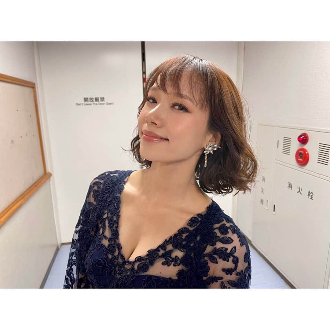 のインスタグラム：「. 「らららクラシックコンサート」 【1幕】 ♪Somewhwre(WEST SIDE STORY)／英語歌唱／全キャスト ♪Memory(CATS)／日本語歌唱 ♪Defying Gravity(WICKED)／英語歌唱 【2幕】 ♪The Last Night Of The World(Miss Saigon)／日本語歌唱／中川晃教さんとデュエット ♪ダンスはやめられない(Mozart!)／日本語歌唱 ♪Do You Hear the People Sing?(Les Misérable)／日本語歌唱／全キャスト  👗 １幕(ネイビードレス) アクセサリー @abiste_official 2幕(ラベンダードレス) ドレス @tweed_dress アクセサリー @abiste_official それぞれソロ曲の役イメージに合わせて用意してくださいました☺️  💄 ⚫︎DGでヘア&口紅チェンジ(7枚目) ⚫︎2幕サイゴン(前投稿中川さんとの2S)で髪アップ&口紅チェンジ ⚫︎ダンスから口紅チェンジ 時間範囲内で素早くイメージに合わせてチェンジしてくださいました☺️  らららのオリジナル「ソニン」推しタオル、プレゼント頂きました❤️  今回の選曲は、ミュージカル界の巨匠というコンサートのテーマをベースに、オーケストラでの極上を届けれるものと選びました。いかがだったでしょうか。個人的に、中川さんとのミスサイゴンの歌唱は長年の夢で初めてのこの曲でのデュエットでしたが、相変わらずの安心感があって幸せな時間でした。 (前投稿2ショットのシュガー(佐藤さん)とは来月Musical Loversでデュエット何歌うかと盛り上がりました、こちらもお楽しみに♪)  #らららクラシックコンサート#MusicalLovers #MusicalConcert #ソニン」