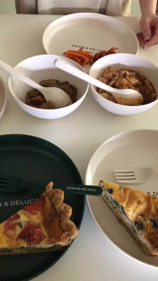 GLOWのインスタグラム：「GLOW8月号DEAN&DELUCAバンブー食器に色移りするかをチェック！　白のほうで、カレー、麻婆豆腐、にんじんしりしり、キムチ、お好み焼きなど、油やソースの汚れが気になるものを1時間ほど乗せた後に洗ってみました。 油っこいものは水ではなくぬるま湯（と中性洗剤）で洗えばきれいに落ちますので、色移りを気にせずにお使い頂けると思います。 ご覧くださいませ！ #雑誌グロー　#雑誌付録　#ディーンアンドデルーカ」