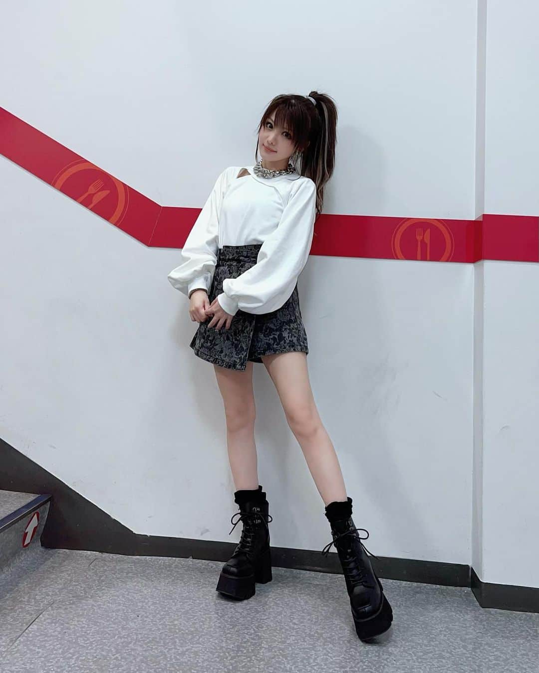 のインスタグラム：「. 1個前に投稿したやつの上着脱いだバージョン🖤🖤🖤 ・‥…━━━☞・‥…━━━☞ #れーなこーで #脱いだバージョン #EMODA #narcissus  #photo #instagram」