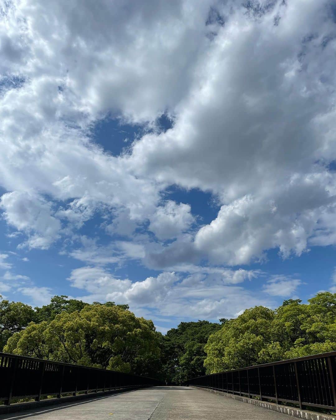 石川亜沙美さんのインスタグラム写真 - (石川亜沙美Instagram)「見上げた空 ・ ☺️深呼吸✨✨ パワーチャージ🙌 ・ ・ #2022.5.22 #青空の下で #bluesky  #☀️」5月22日 16時42分 - asamiishikawa1016