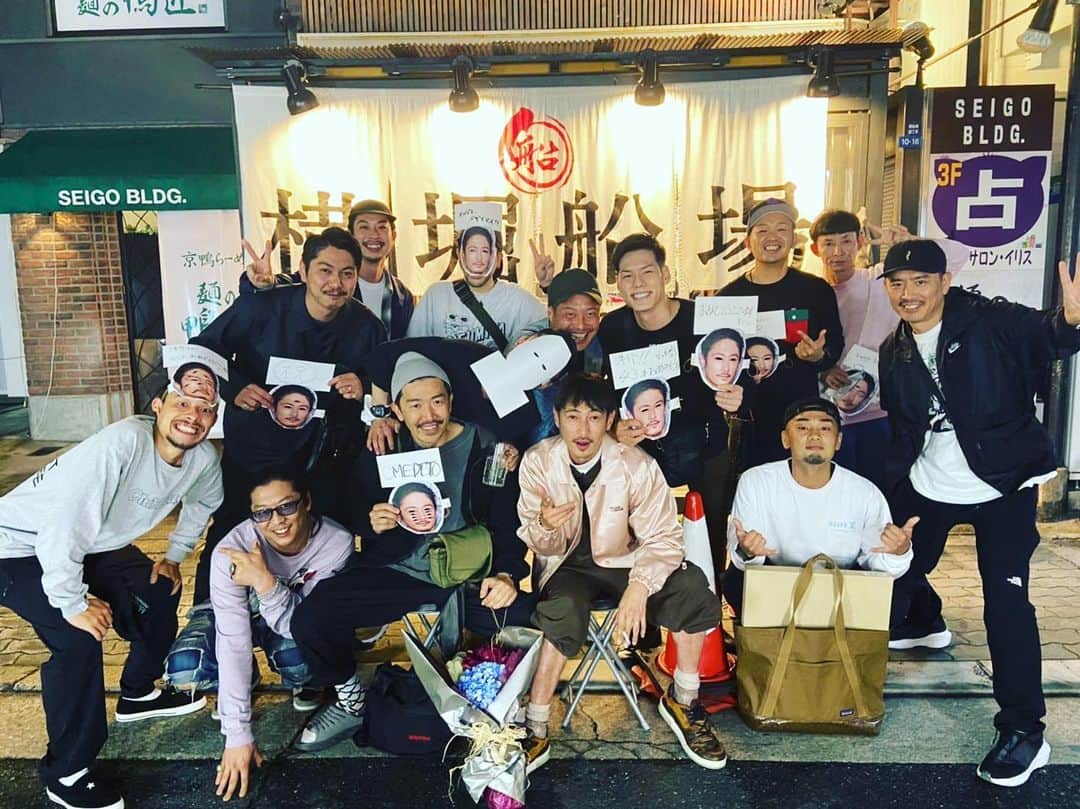 窪塚洋介のインスタグラム：「皆さん、 たくさんの誕生日お祝い 本当にありがとうございます✨  気持ちも言葉も品物も ぜんぶ最高のプレゼント🎁  ぜんぶ大切に、 これからも一日一日に感謝して、 我が道をぶっちぎって行きますので、 ご唱和ください。 ↓ 乾杯🍻  (まだ誕生日期間なんかーい)」