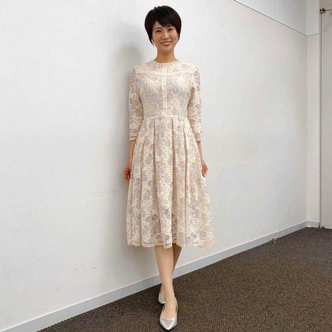 のインスタグラム：「明日23日（月）#テレビ朝日 20時30分から『Qさま！！北条政子スペシャル』の放送があります☺️✨  #宮崎美子 さん　@miyazakiyoshiko.official とも久しぶりにご一緒できて嬉しかったです💕 ぜひご覧ください😆  #Qさま　#北条政子  衣装のワンピースは @wildlily_daikanyama  です👗」