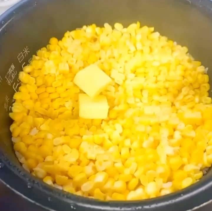 のインスタグラム：「🌽  . .  スーパーで1本98円だったとうもろこし。🌽 炊き込みご飯にしました！ 仕上げにバターとブラックペッパーを入れるのがポイント。  一足お先に初夏を頂いた気分です♪ 美味しかった〜。😋 明日からまた、頑張るぞ！  . .  #とうもろこしご飯  #とうもろこし #バターは正義」