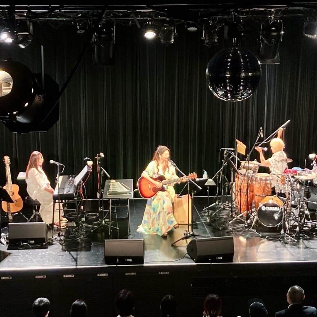 のインスタグラム：「「Miho Nakayama 1st Fan meeting 〜Langue de Chat〜」夢のように幸せな時間でした。  初めてのファンミーティング。やっと実現出来ました。 ミニライブも出来て、皆さんのお顔を見ながら歌えたこと、マスク越しに沢山の笑顔がキラキラしていました。本当に夢のように幸せでした。 これからも続けていけるように頑張ります！ 出来るだけ沢山のファンの皆さんに会えますよう🫰🏻💓」