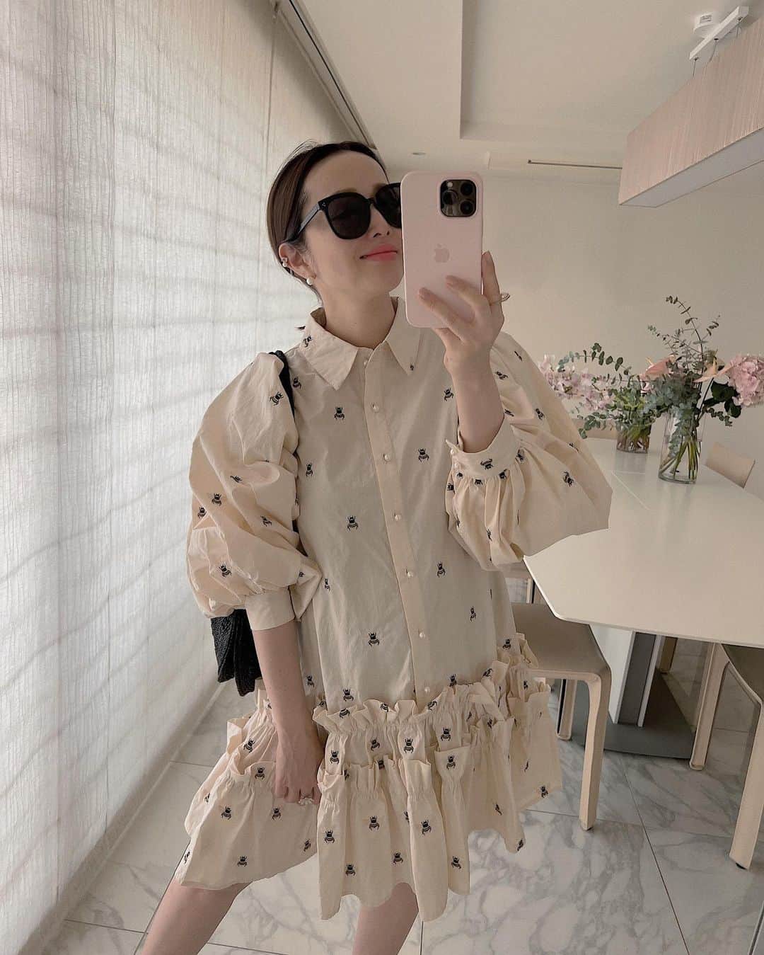 のインスタグラム：「友人からプレゼントでいただいたミツバチのワンピース🐝🐝🐝✨  ボタンのパールに合わせて、リングとピアス、イヤカフもパール⚪️⚪️⚪️  可愛いサイズ感のアコヤパールとクリアなスクエアのイヤカフを重ねづけ✨✨ 存在感ありつつ、マスクの時も邪魔にならず、レイヤードも楽しいイヤカフ🥰  Earrings #stellarhollywood #ステラハリウッド Dress #sisterjane  Sunglasses #gentlemonster   #akiweng #outfit #ステハリ #イヤカフ #イヤカフ重ねづけ #ミツバチ」