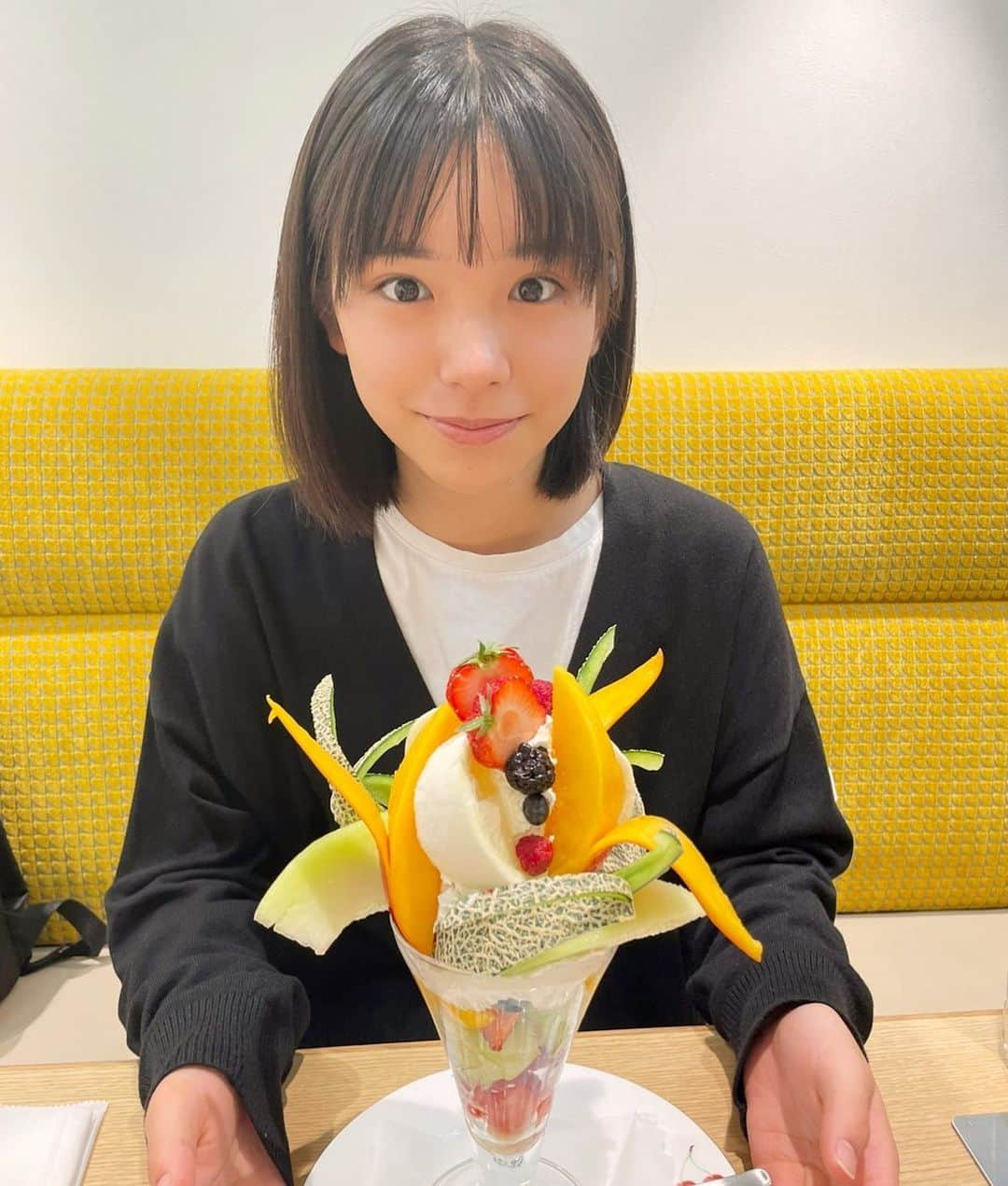 當真あみさんのインスタグラム写真 - (當真あみInstagram)「お仕事が終わったのでパフェを食べに行きました！色んな果物が盛りだくさんで美味しかった✨  #季節のフルーツパフェ」5月22日 18時03分 - ami_touma_